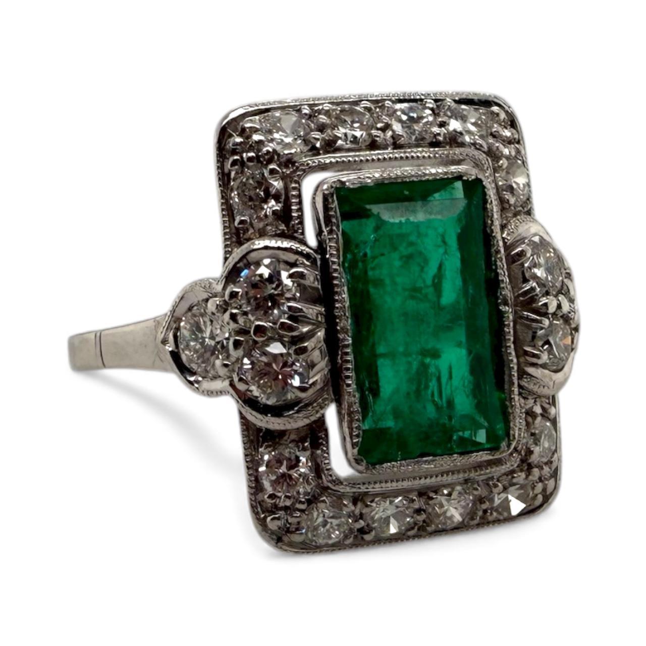 Taglio brillante Anello da cocktail in platino con smeraldo e diamante vintage GIA in vendita