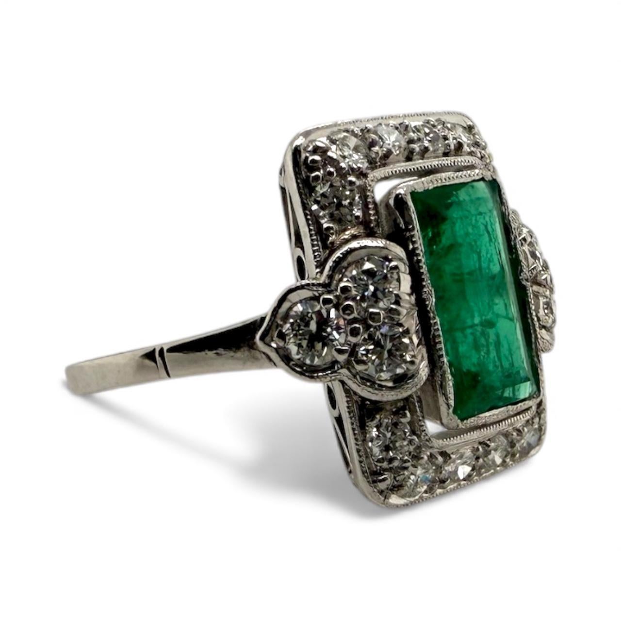 Donna Anello da cocktail in platino con smeraldo e diamante vintage GIA in vendita