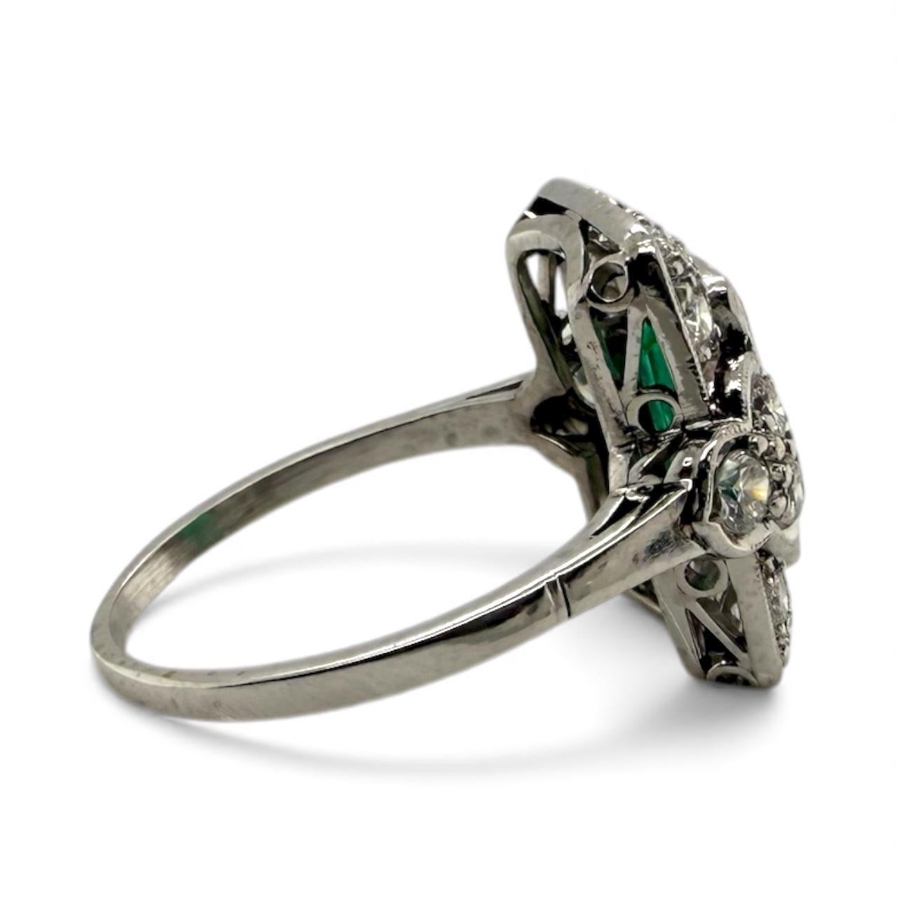 Anello da cocktail in platino con smeraldo e diamante vintage GIA in vendita 3