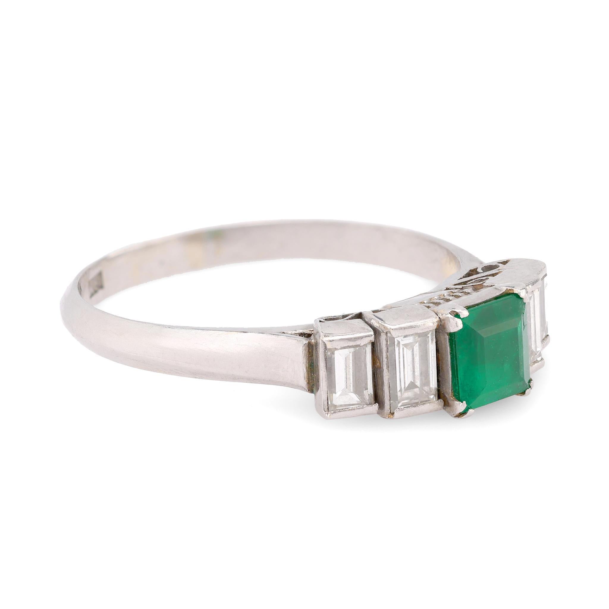 Vintage Smaragd-Diamant-Platin-Ring mit fünf Steinen (Moderne)