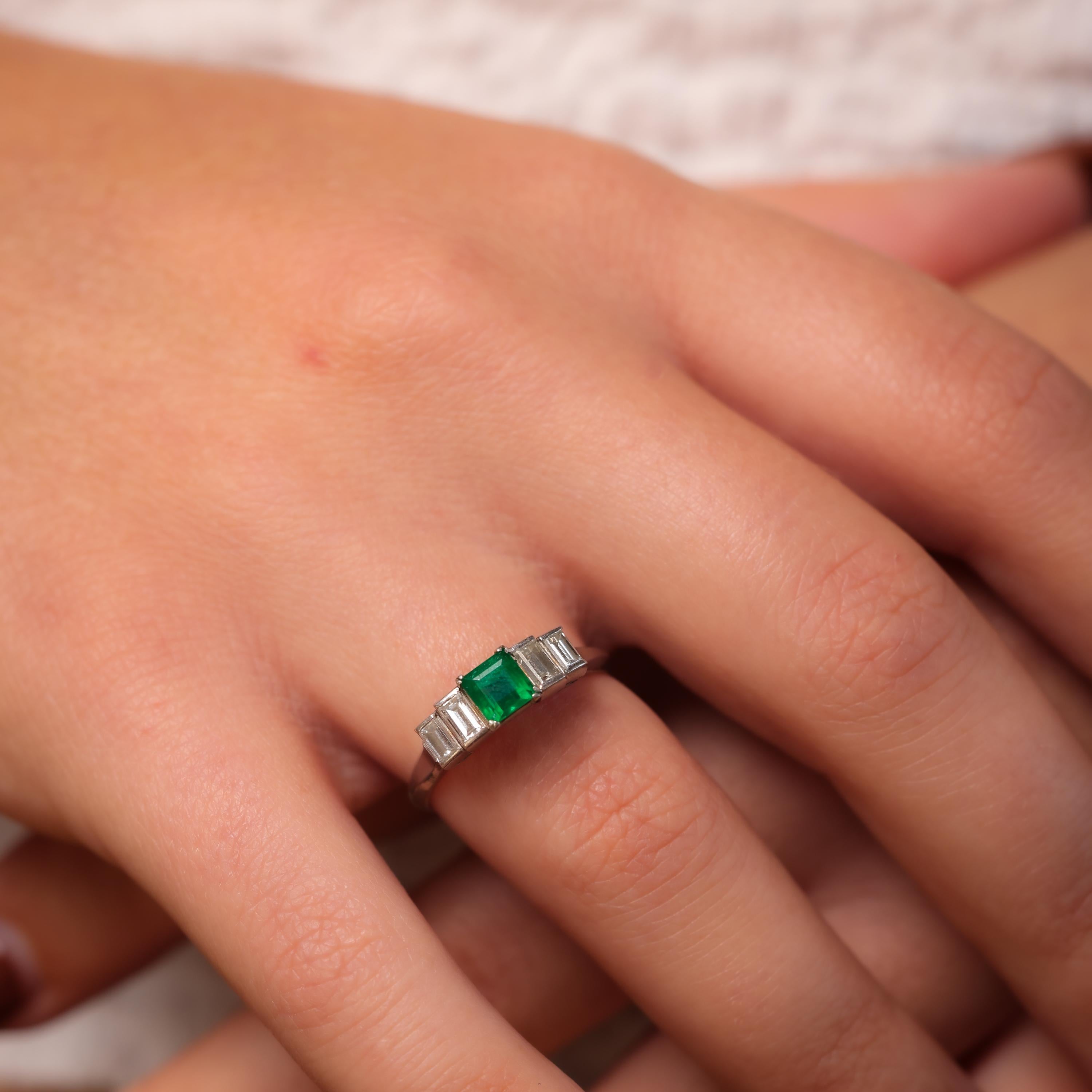 Quadrato Anello vintage con smeraldo e diamante in platino con cinque pietre