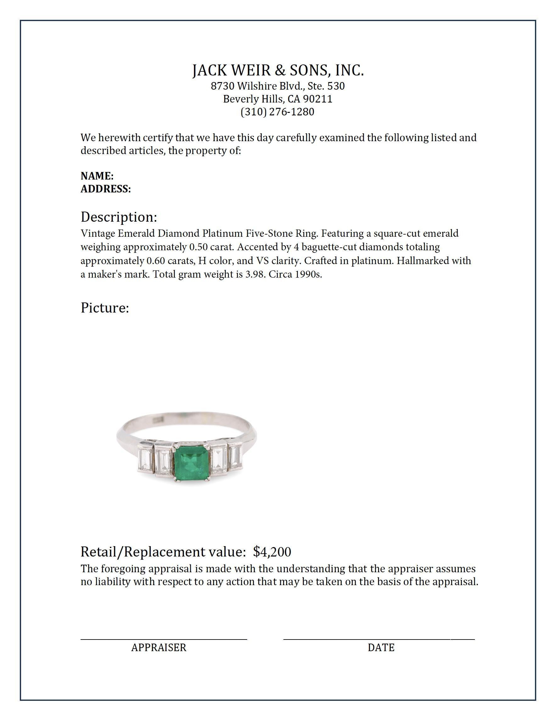 Vintage Smaragd-Diamant-Platin-Ring mit fünf Steinen im Zustand „Hervorragend“ in Beverly Hills, CA