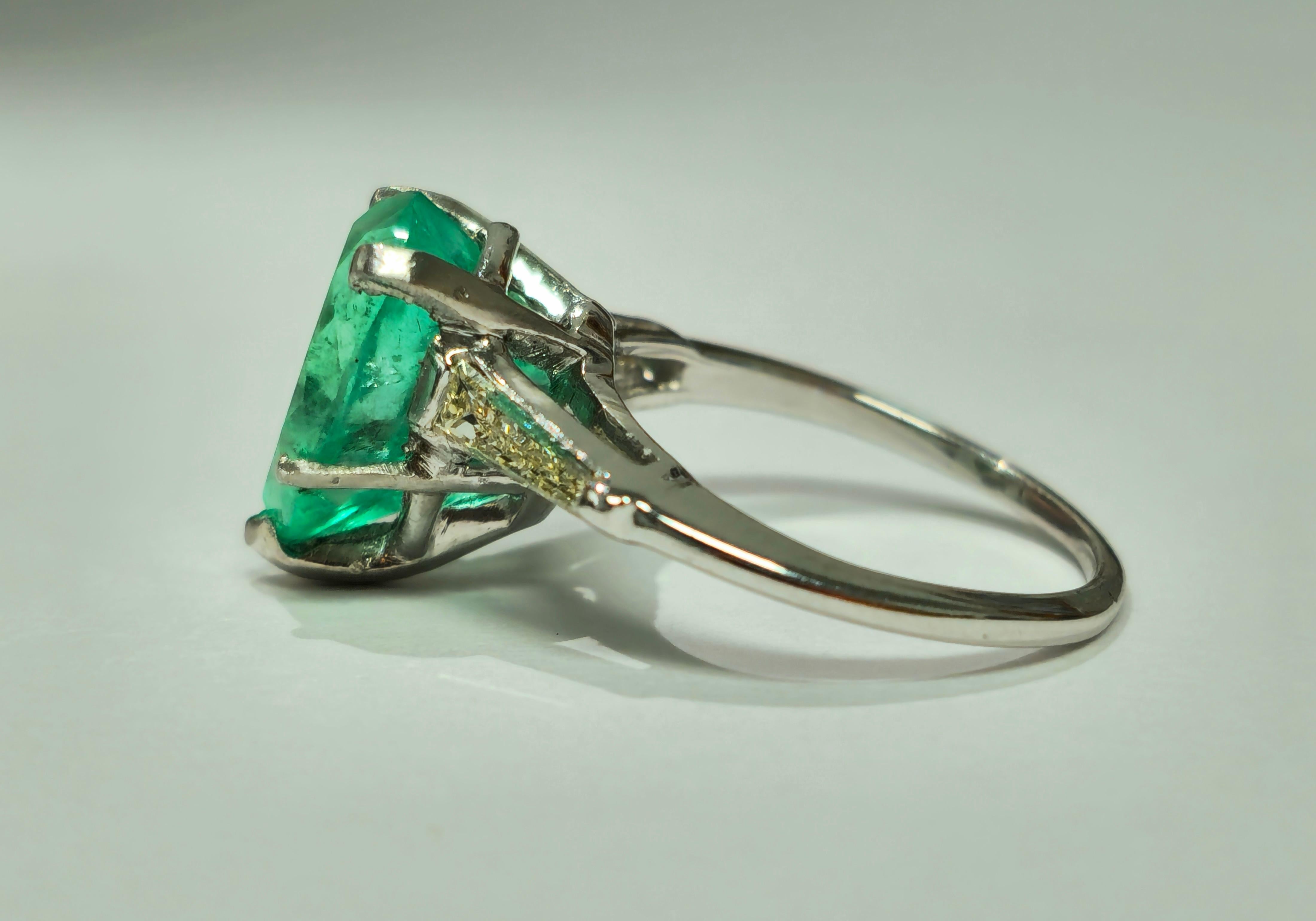 Vintage Emerald & Diamond Platinum Ring (Certified) In Excellent Condition For Sale In Miami, FL