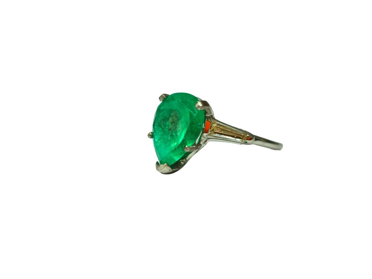 Vintage Emerald & Diamond Platinum Ring (Certified) In Excellent Condition For Sale In Miami, FL