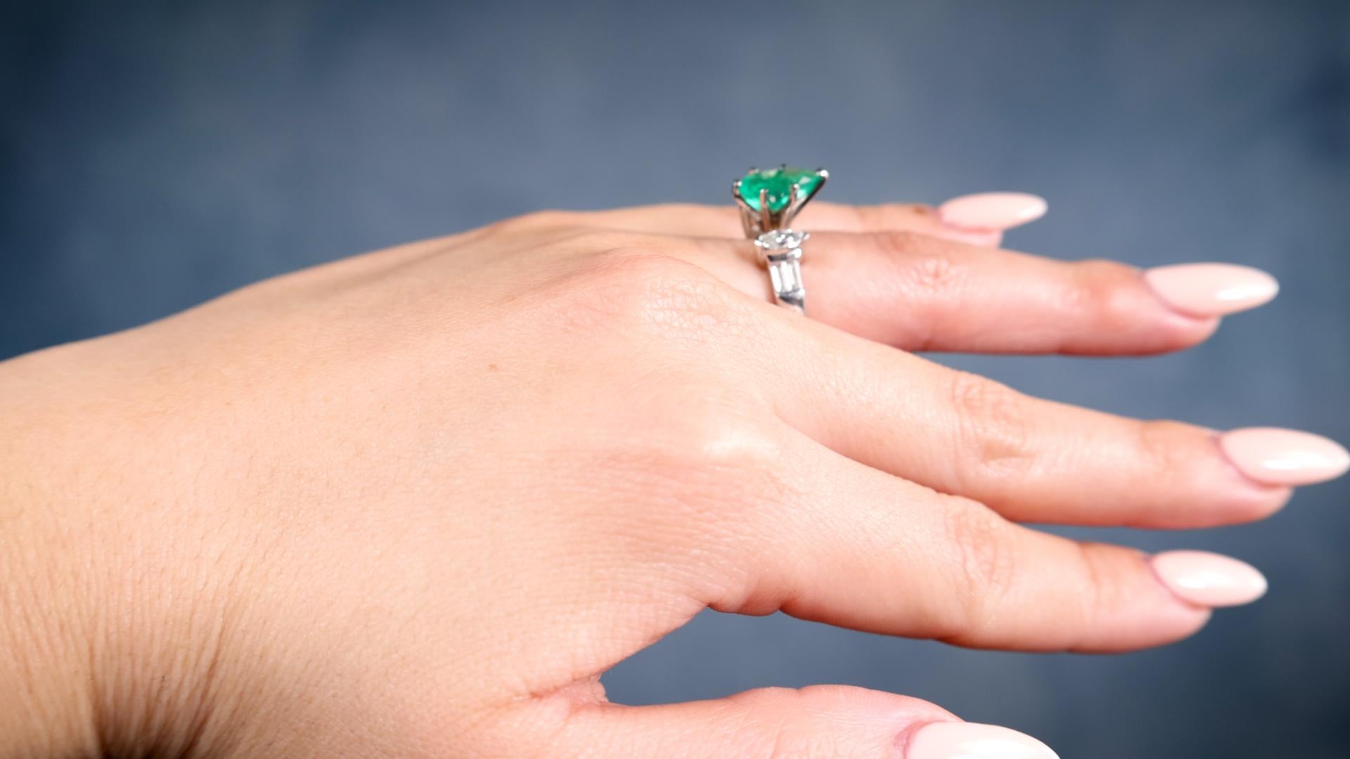 Vintage Emerald Diamond Platinum Ring In Good Condition In Beverly Hills, CA