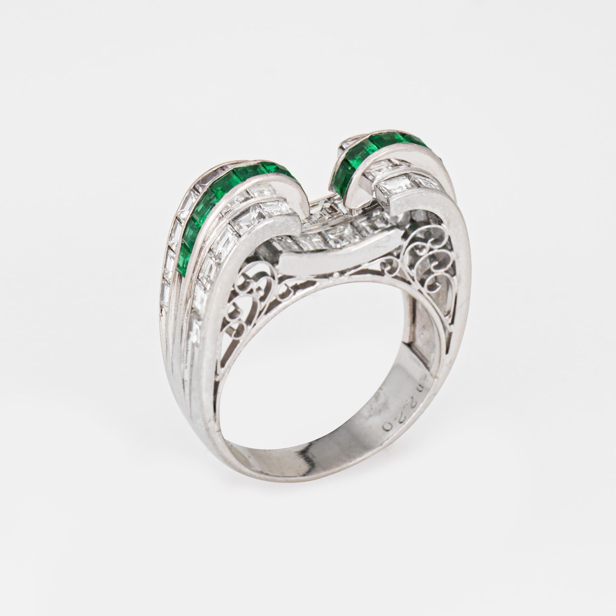Anillo vintage de diamantes y esmeraldas finamente detallado, elaborado en platino 850 (circa años 60-70). 

Los diamantes suman un total estimado de 2,20 quilates (color estimado G-H y claridad VS1-SI1). Las esmeraldas tienen un total estimado de