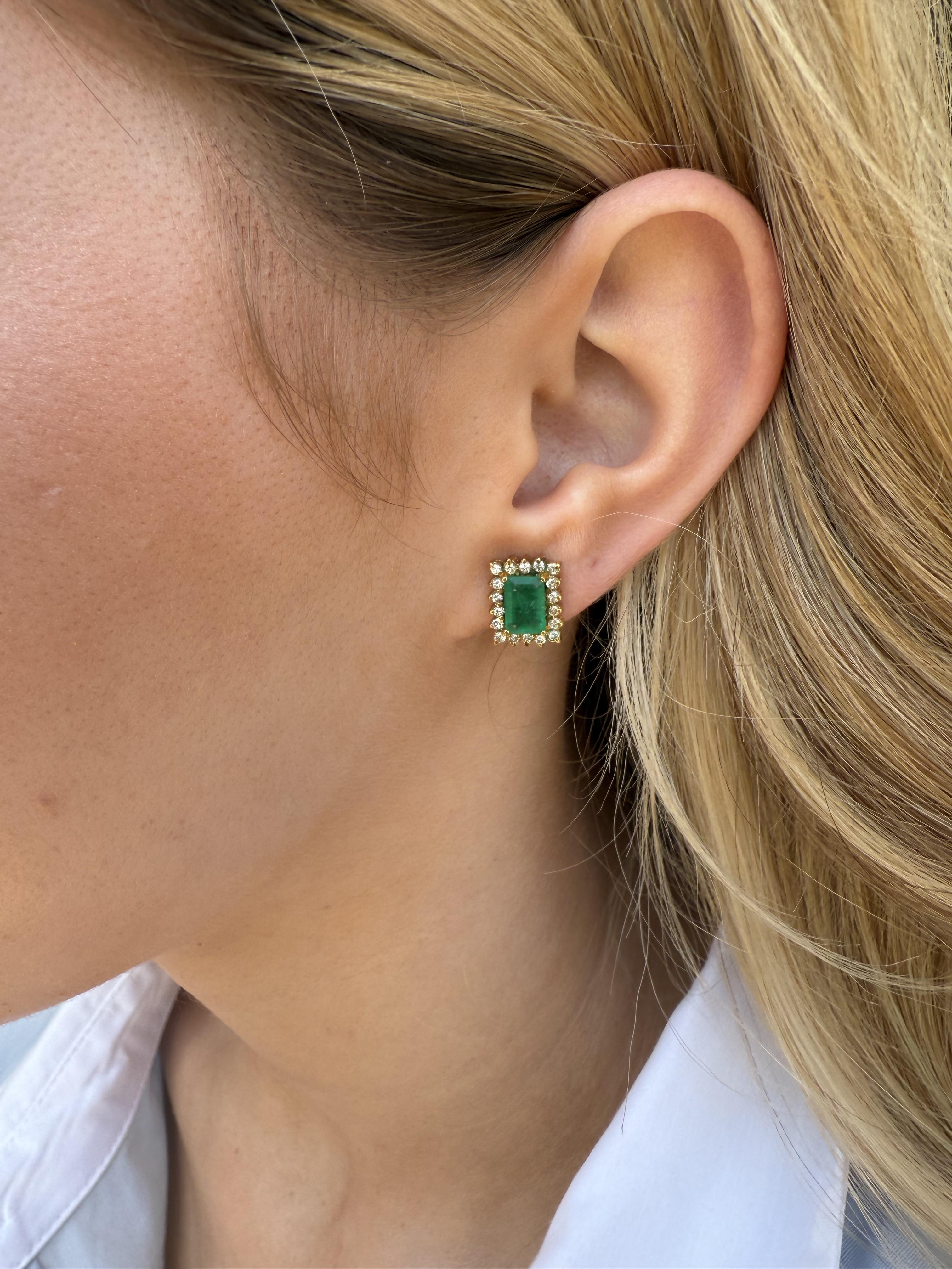 Wir lieben diese süßen und klassischen Ohrringe!!

Ohrring Details
MATERIAL: 14K Gelbgold
Back Style: Pfosten mit Push Backs
Länge: 11,5 mm
Breite: 9,5 mm
Gewicht: 5,0 Gramm

Akzentuiert durch die folgenden Edelsteine
2 - 7mm X 5mm Smaragdschliff