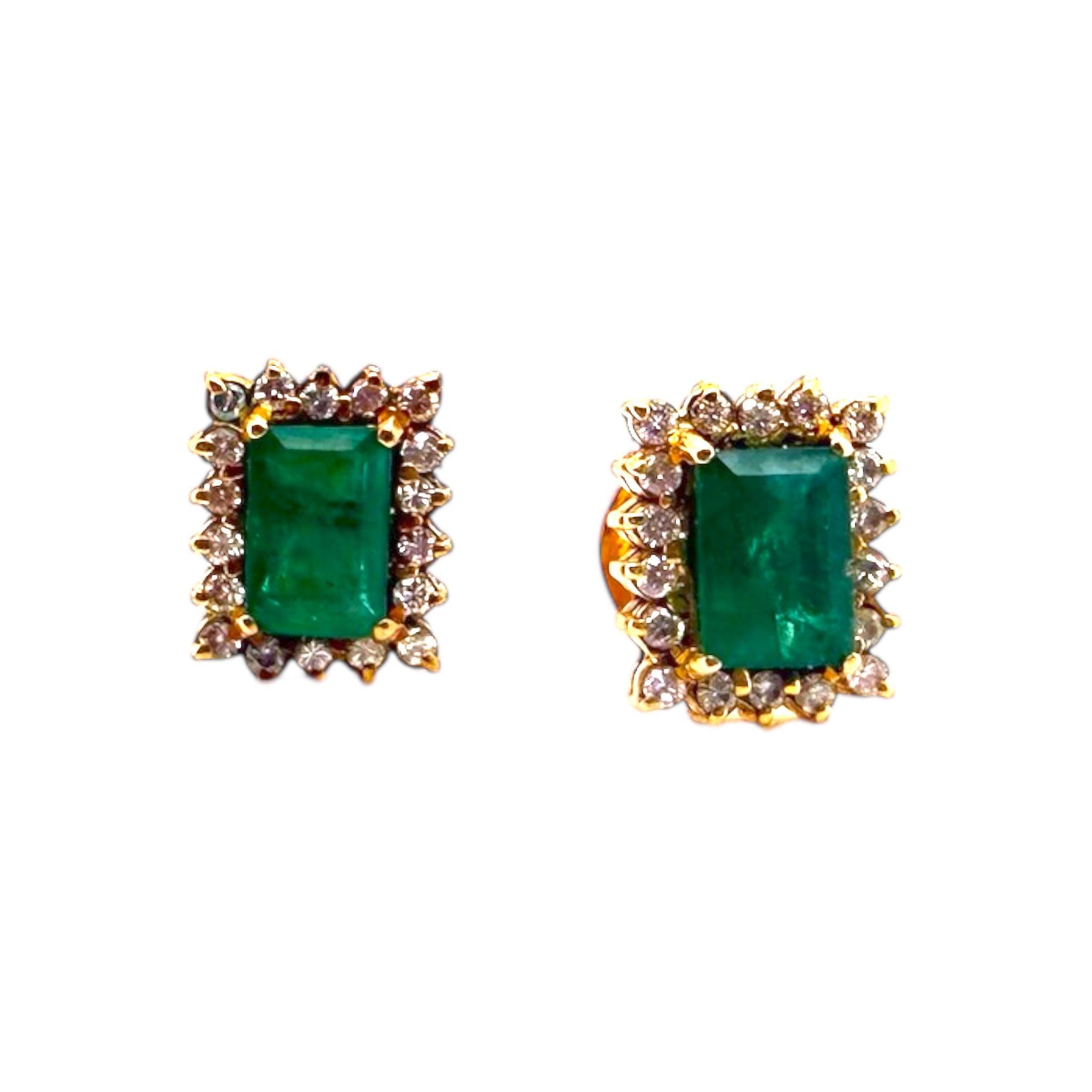 Vintage Smaragd & Diamant-Ohrstecker 14K Gelbgold (Smaragdschliff) im Angebot