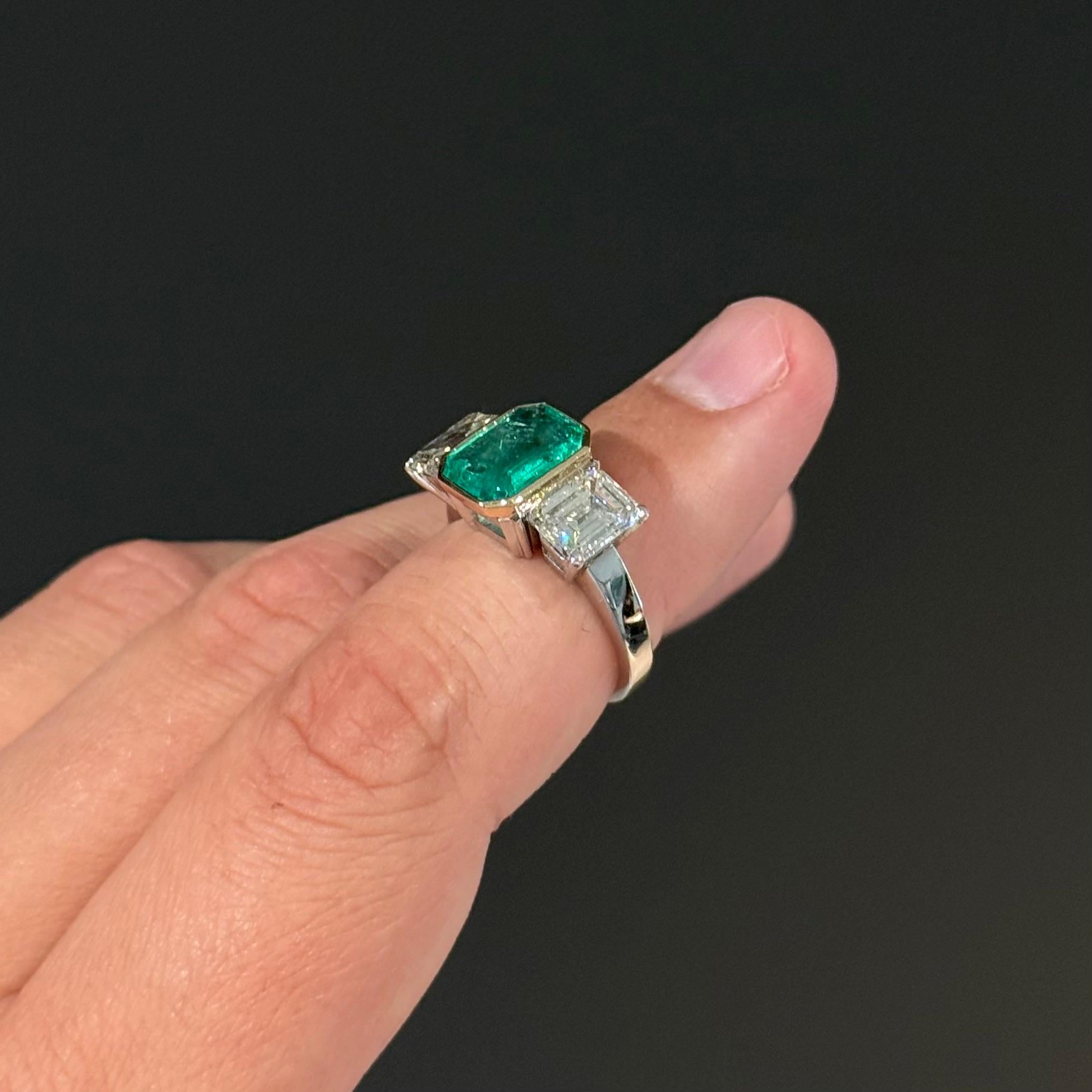 Moderno Vintage Emerald Diamond Three Stone Engagement Ring Platinum Yellow Gold in vendita