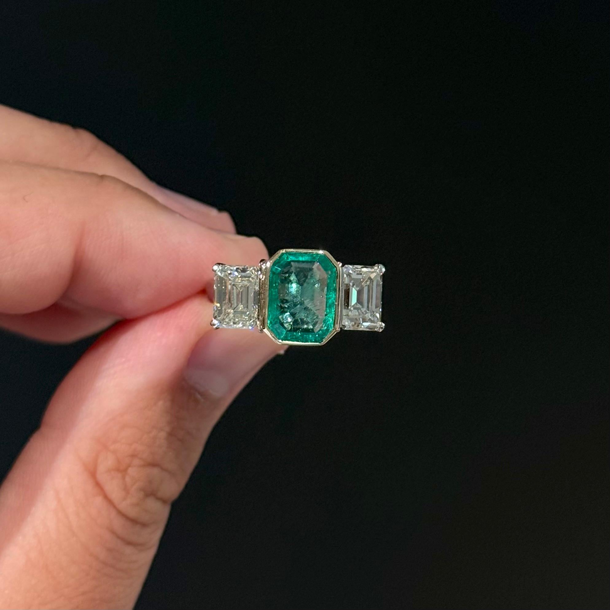 Taglio smeraldo Vintage Emerald Diamond Three Stone Engagement Ring Platinum Yellow Gold in vendita