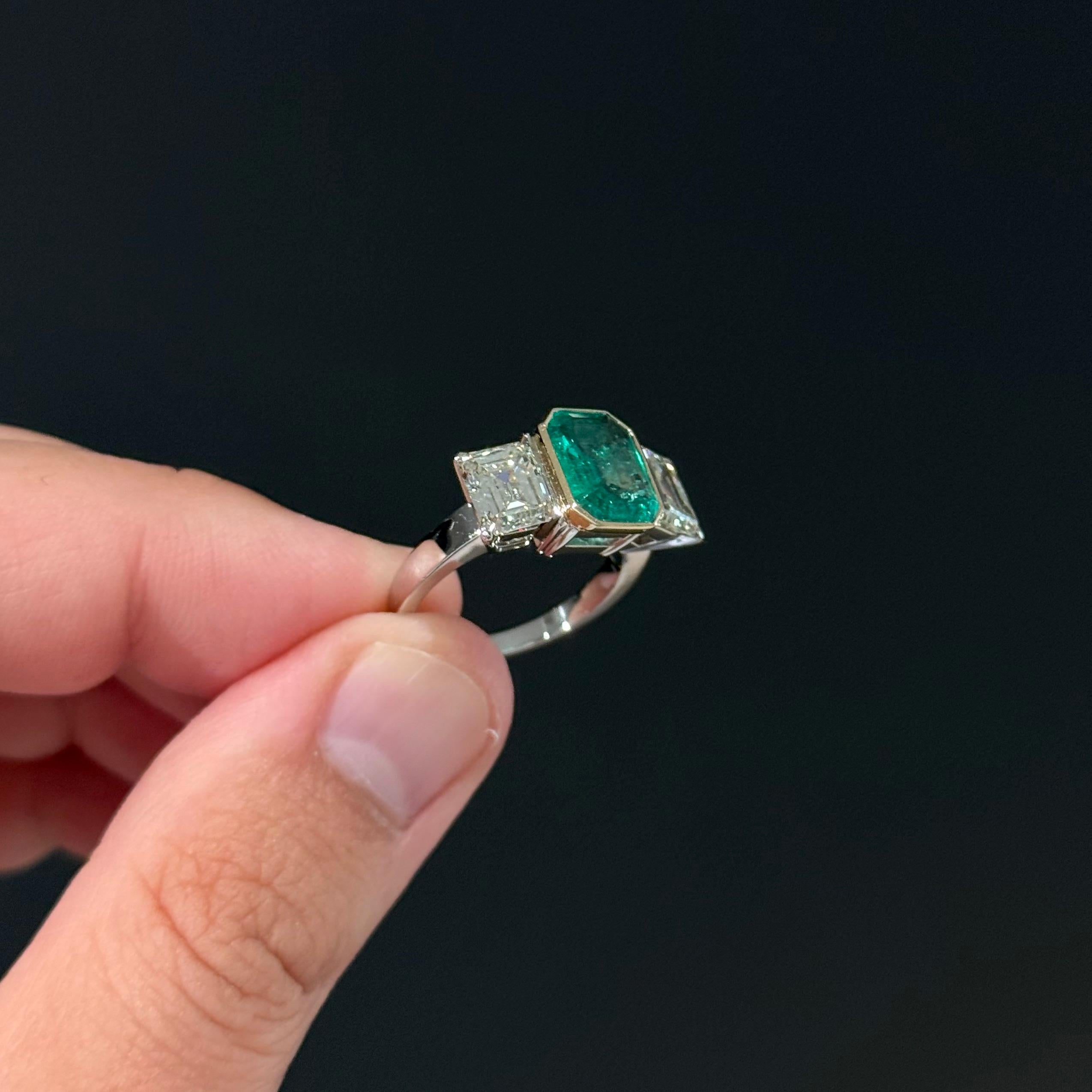 Vintage Emerald Diamond Three Stone Engagement Ring Platinum Yellow Gold In condizioni buone in vendita a Lisbon, PT