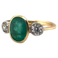 Anello d'epoca con tre pietre di smeraldo e diamante 18 carati