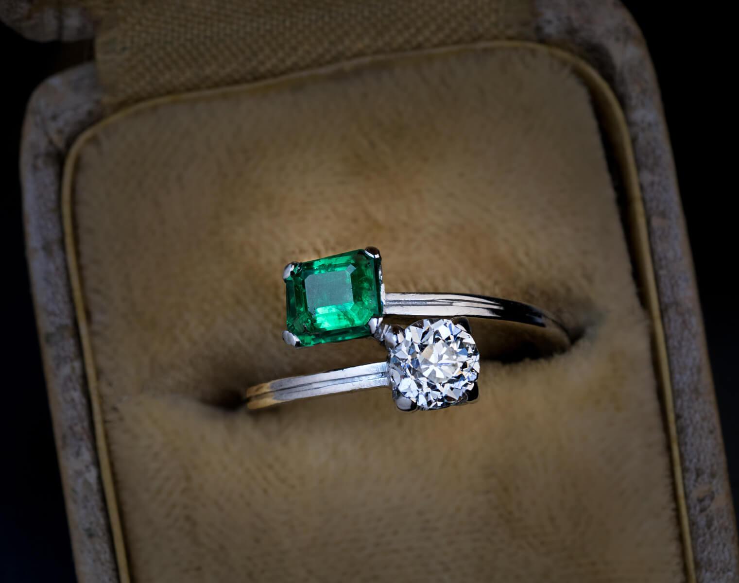Der Ring aus 14 Karat Weißgold ist mit einem strahlend weißen Diamanten im alten europäischen Schliff (Farbe H, Reinheit VS1) und einem leuchtend blaugrünen kolumbianischen Smaragd besetzt.

Das geschätzte Gewicht des Smaragds beträgt 0,62 ct (5,8 x