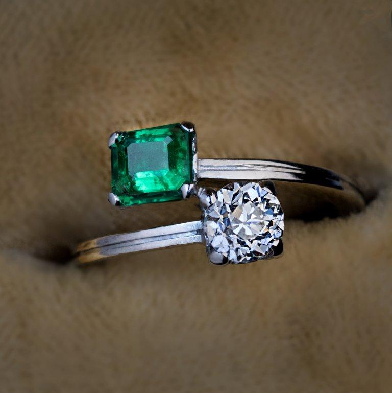 Bypass-Verlobungsring aus Weißgold mit Smaragd und Diamant im Zustand „Hervorragend“ im Angebot in Chicago, IL