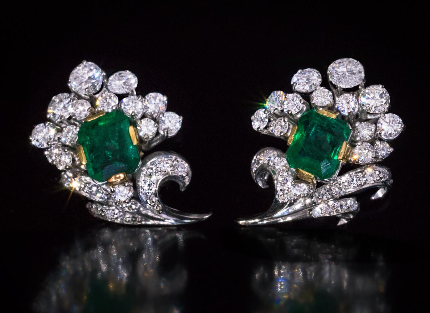 Vintage Emerald Diamond White Gold Earrings In Excellent Condition In Chicago, IL