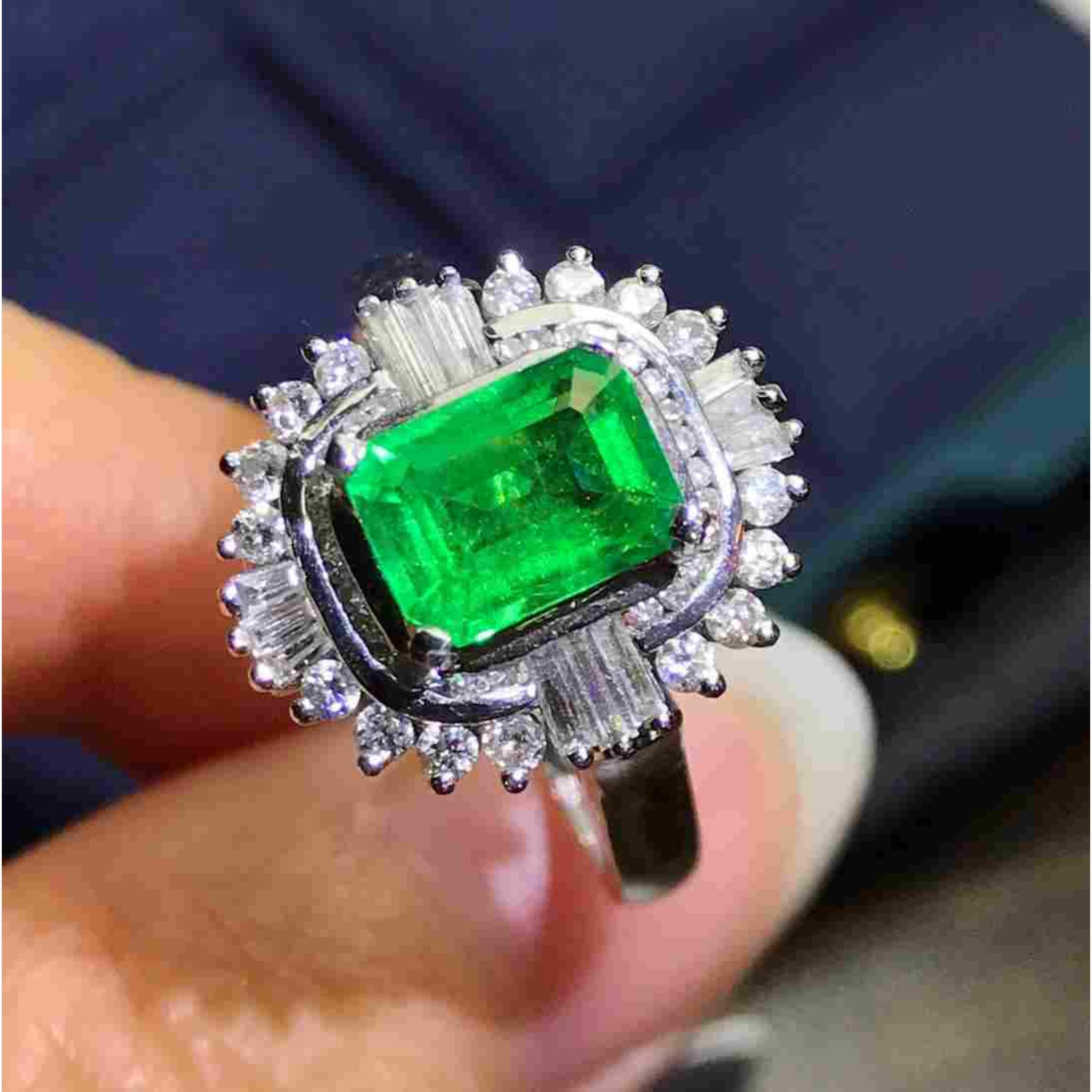 Im Angebot: Zertifizierter 1,57 Karat kolumbianischer unbehandelter natürlicher Smaragd-Diamant-Verlobungsring () 2
