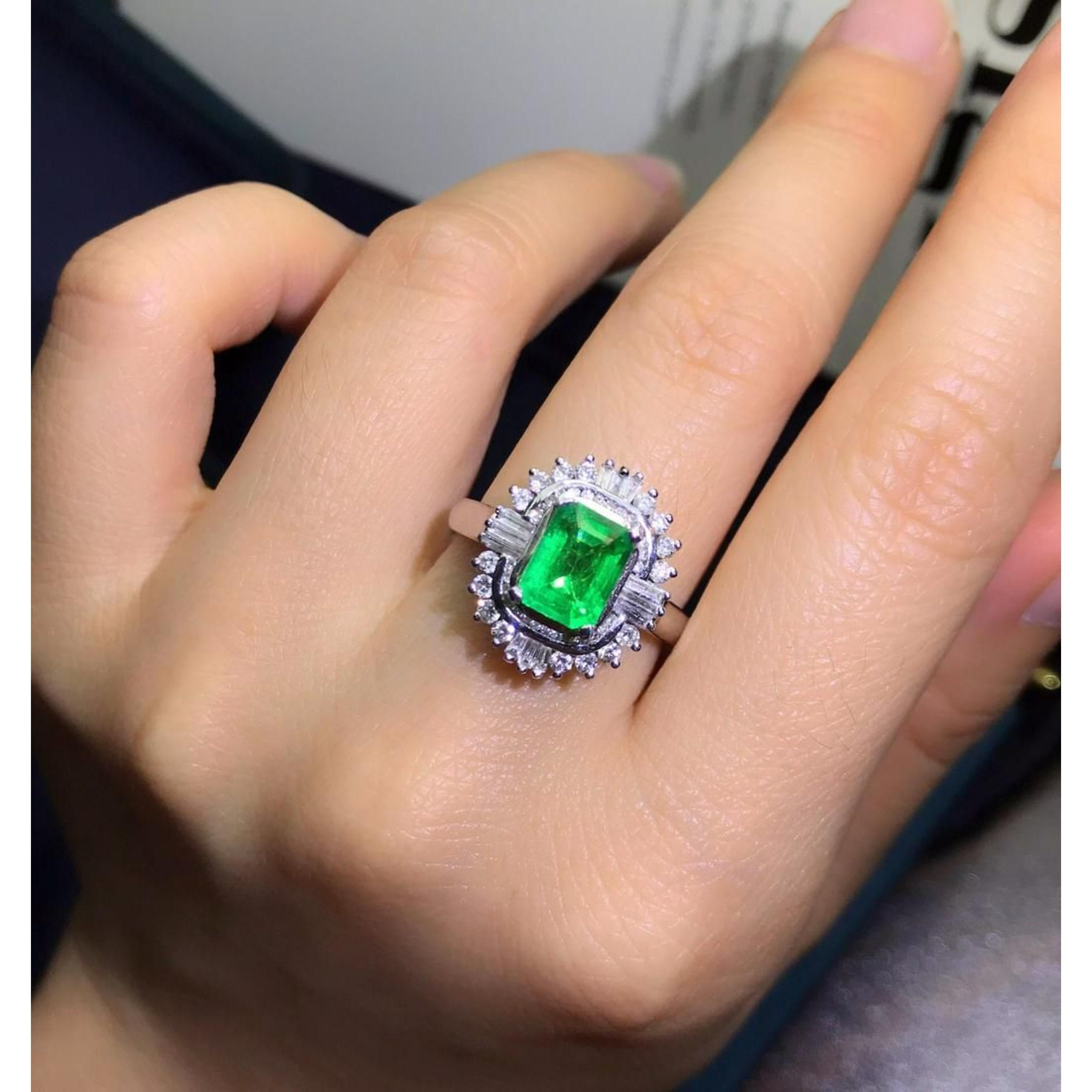 Im Angebot: Zertifizierter 1,57 Karat kolumbianischer unbehandelter natürlicher Smaragd-Diamant-Verlobungsring () 3
