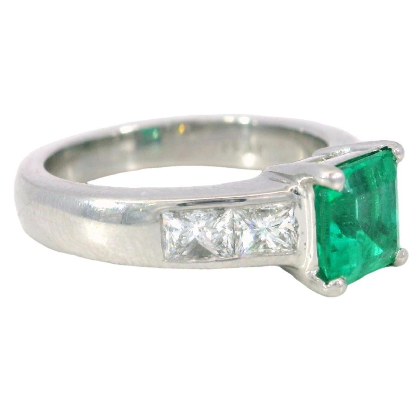 Anello di fidanzamento vintage con smeraldo e accenti di diamanti AGL CERT in platino misura 6 ~2.2ctw

Questo raffinato anello in platino mette in mostra uno splendido smeraldo tagliato al centro, la cui vivida tonalità verde cattura un senso di