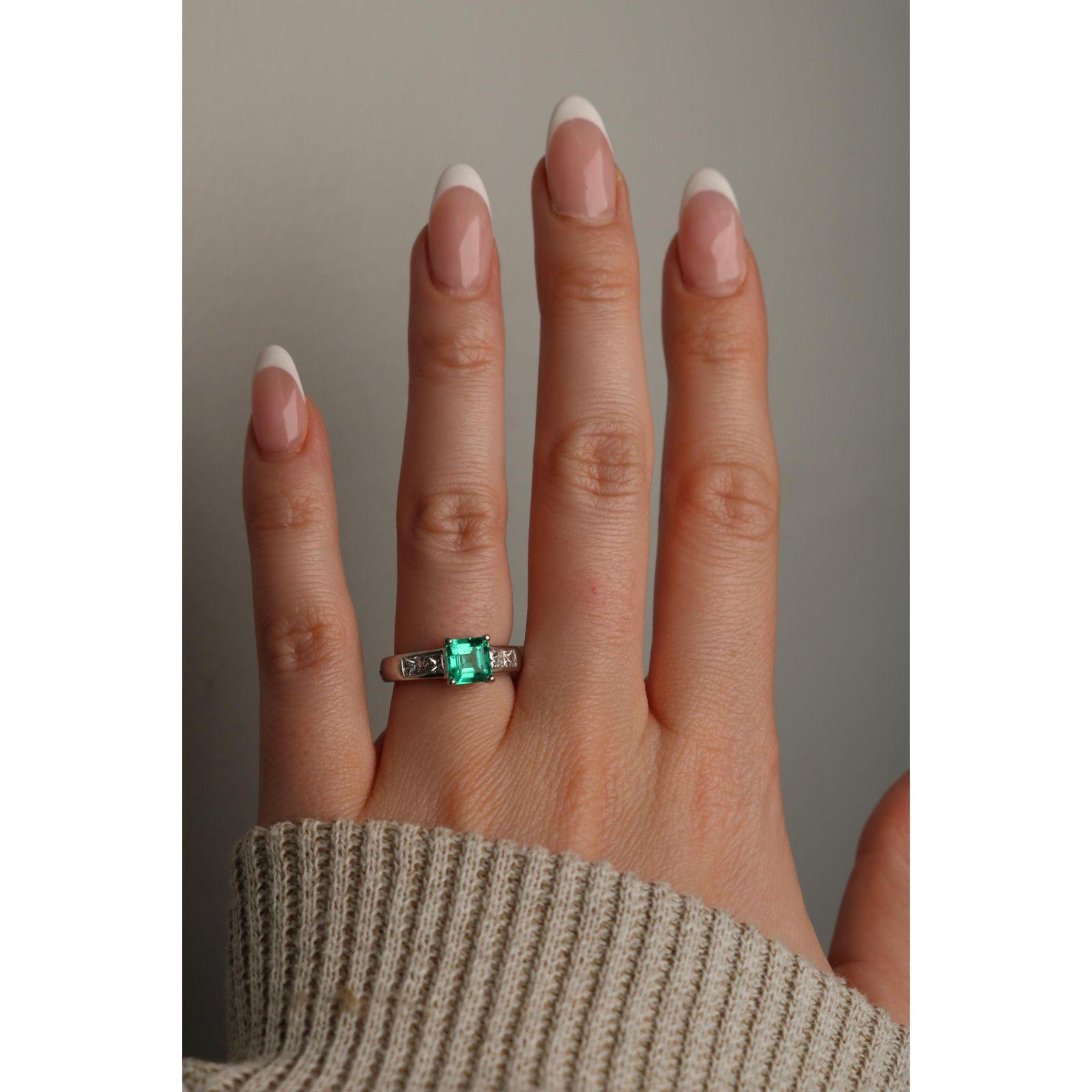 Moderno Anello di fidanzamento vintage con smeraldo e accenti di diamanti AGL CERT in platino misura 6 ~2.2ctw in vendita