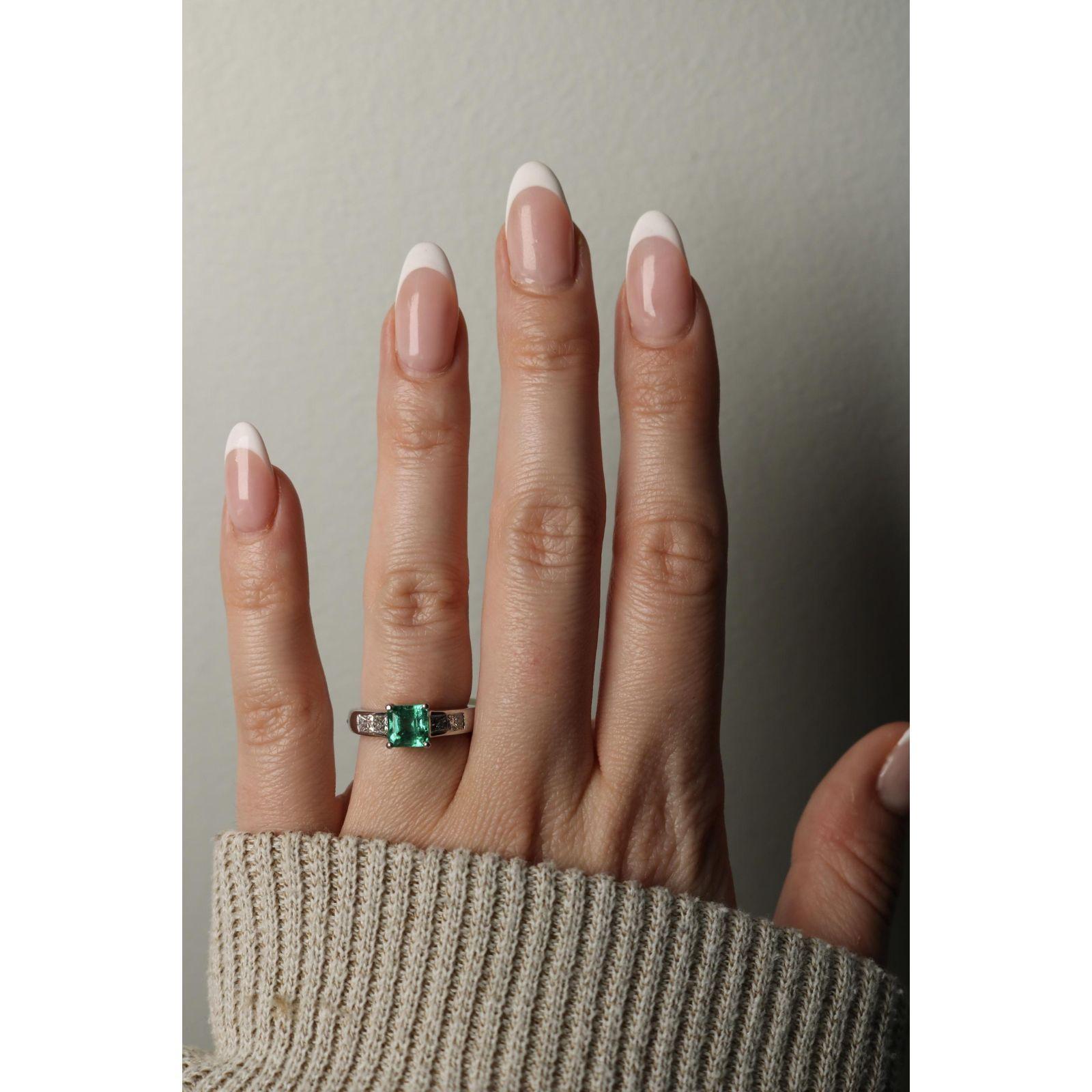Anello di fidanzamento vintage con smeraldo e accenti di diamanti AGL CERT in platino misura 6 ~2.2ctw in vendita 1