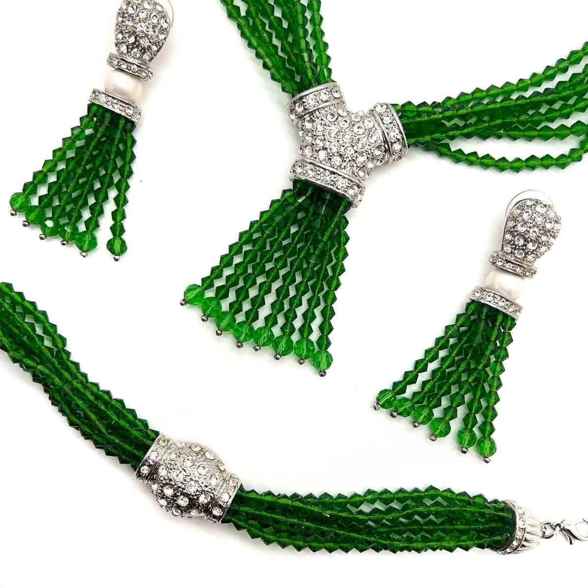 Eine prächtige Suite, eine Vintage Emerald Glass Torsade Halskette, Armband und Statement-Ohrringe. Smaragdfarbene facettierte Perlen, Perlen und weiße Kristalle bilden eine zeitlose Kombination. Tragen Sie sie zusammen, um ein Maximum an Wirkung zu
