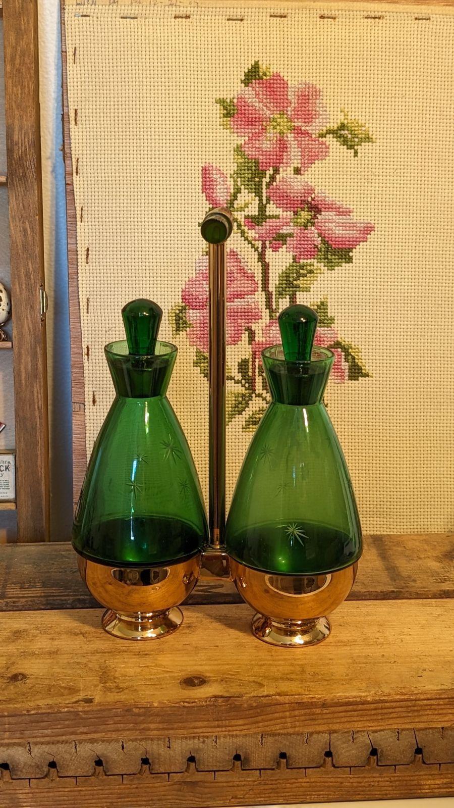 Vintage Emerald Glo Art Deco mid century modern Glasses set. In Good Condition For Sale In Seattle, WA