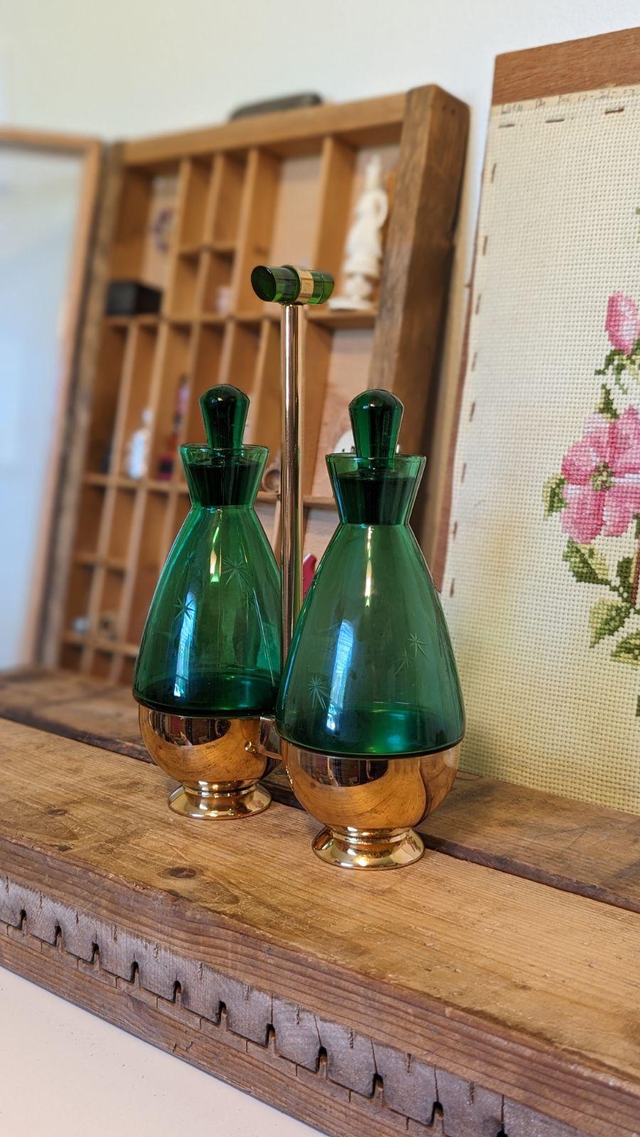 Vintage Emerald Glo Art Deco mid century modern Glasses set. For Sale 2
