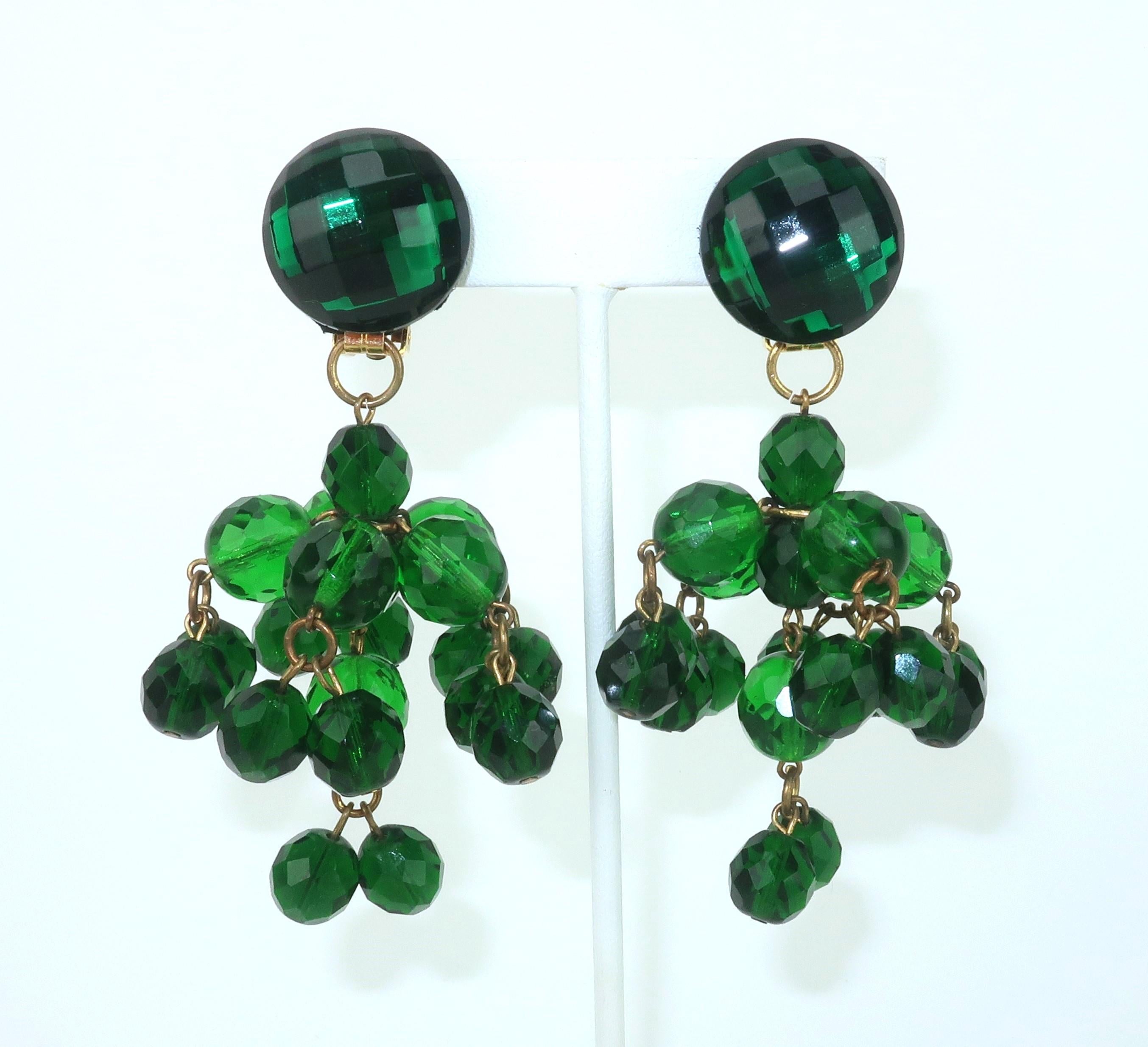 Vintage Emerald Green Acryl Lucite Kronleuchter Ohrringe (Retro) im Angebot