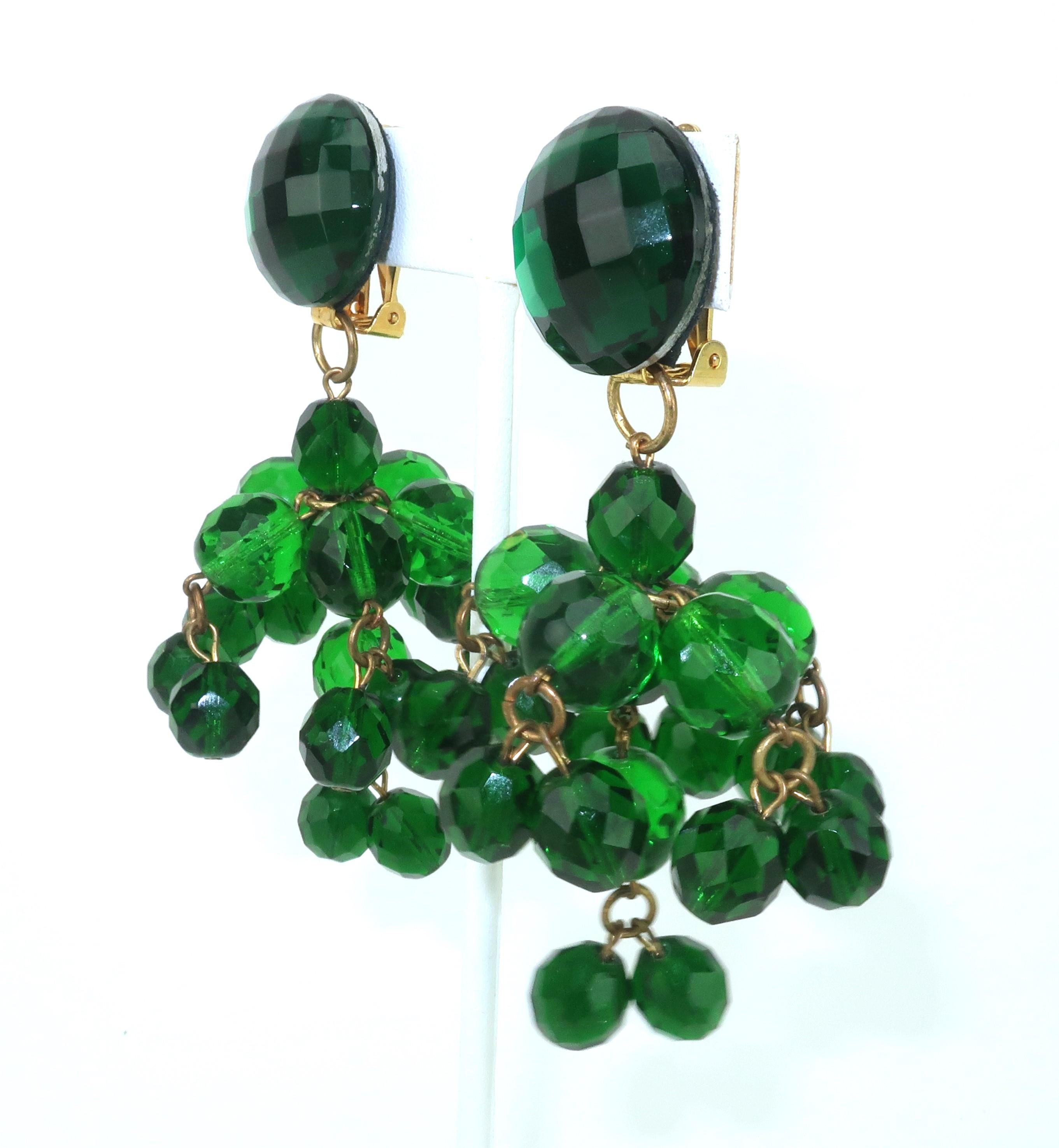 Vintage Emerald Green Acryl Lucite Kronleuchter Ohrringe im Zustand „Gut“ im Angebot in Atlanta, GA