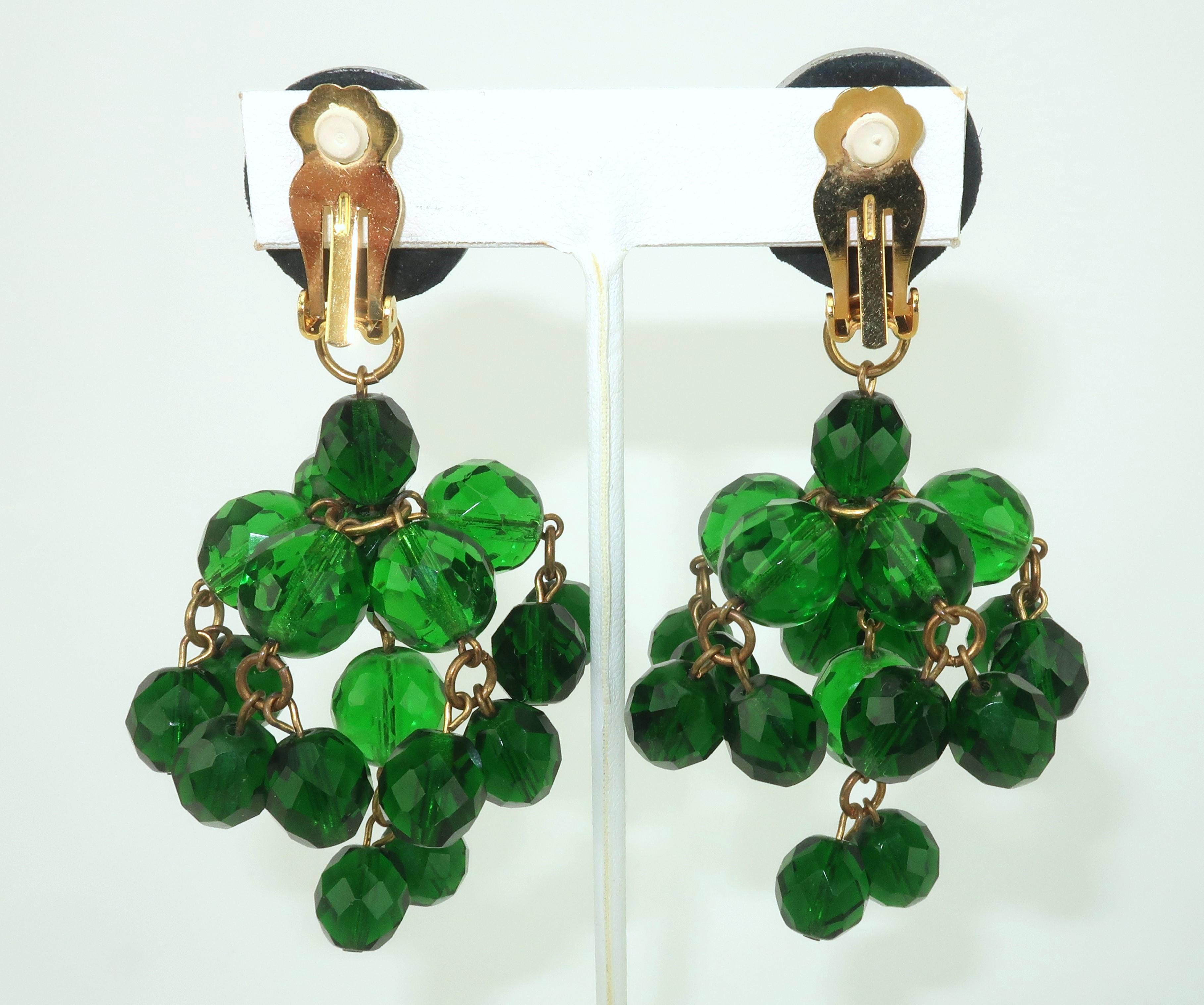 Vintage Emerald Green Acryl Lucite Kronleuchter Ohrringe Damen im Angebot