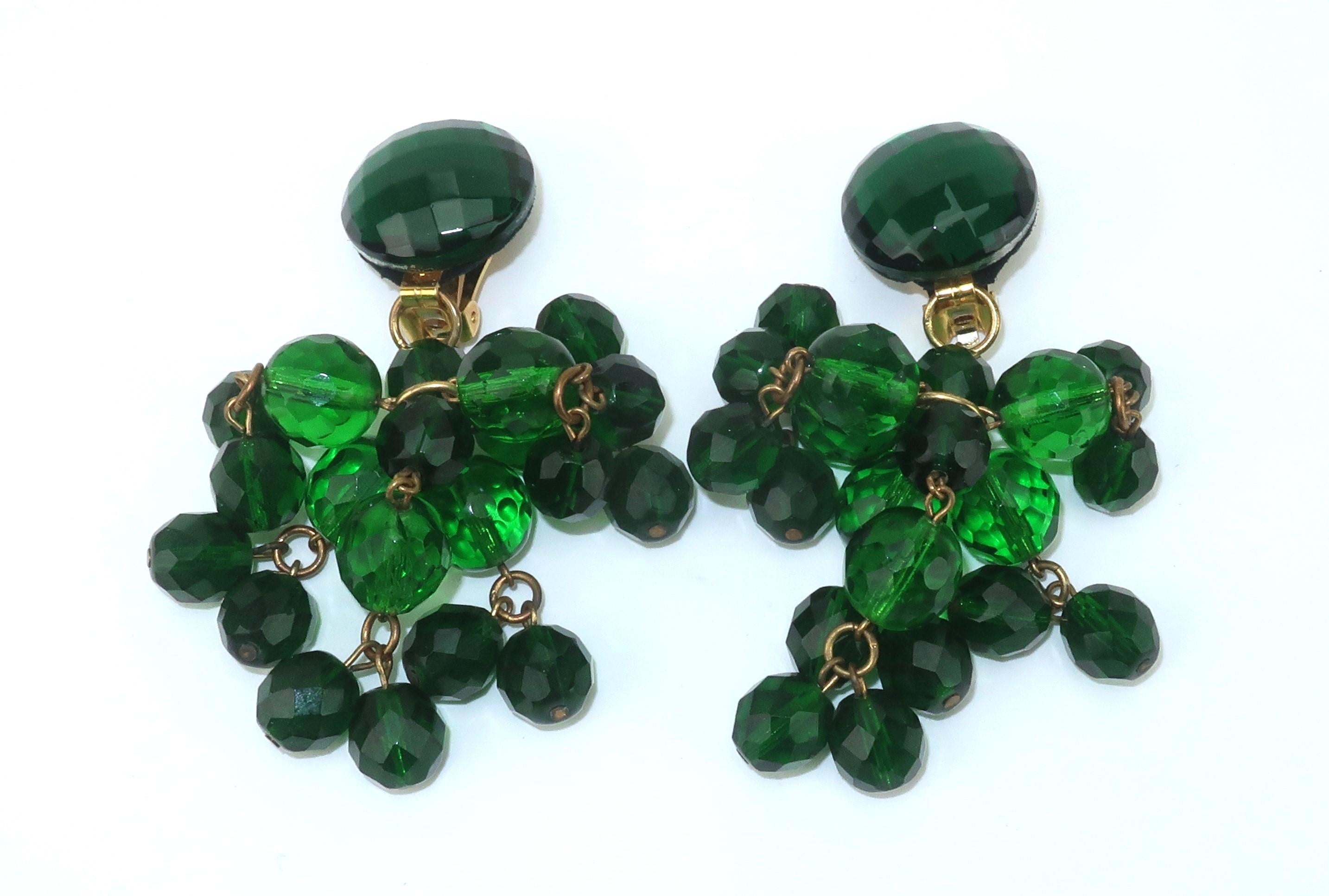 Vintage Emerald Green Acryl Lucite Kronleuchter Ohrringe im Angebot 1