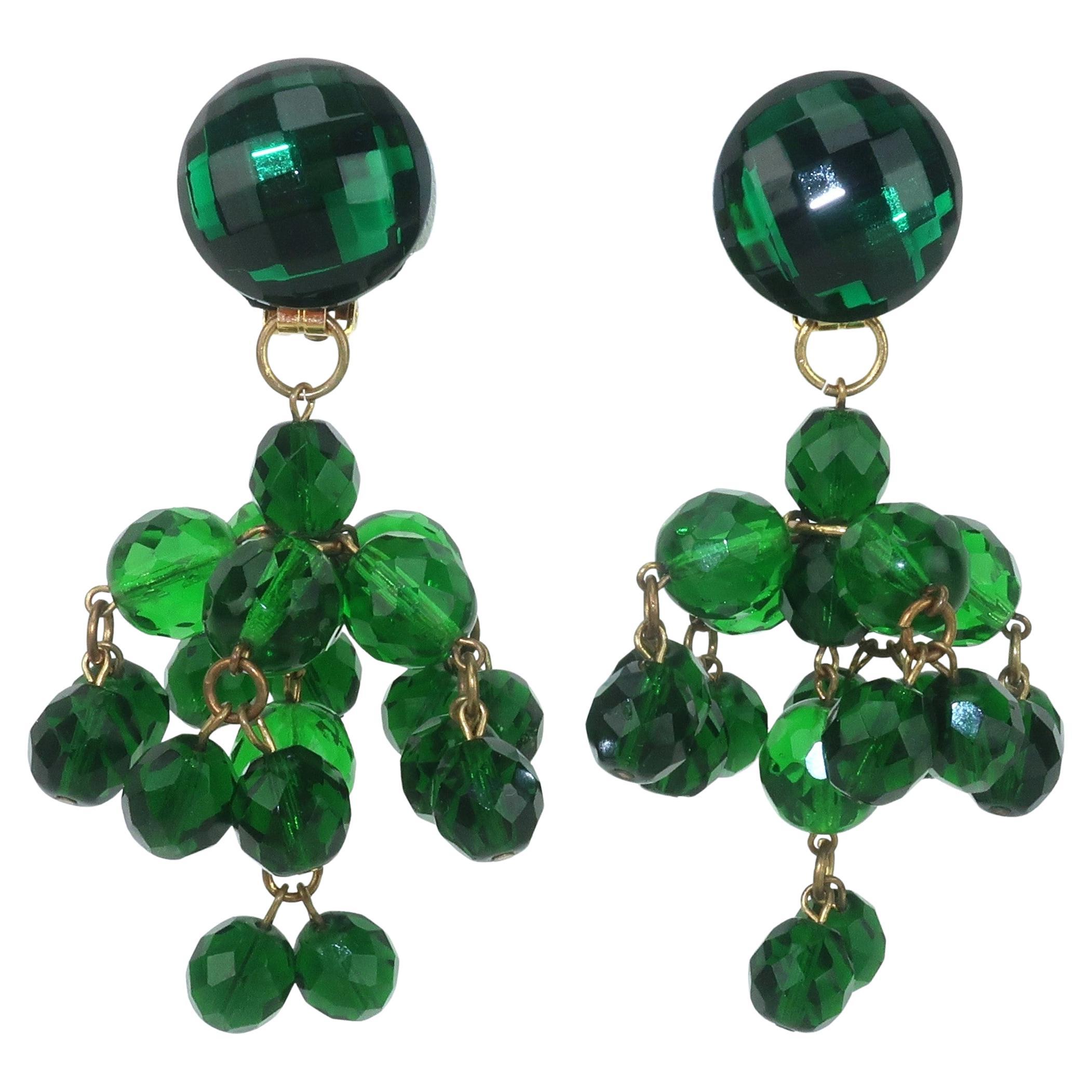 Orecchini a lampadario in lucite acrilica verde smeraldo vintage