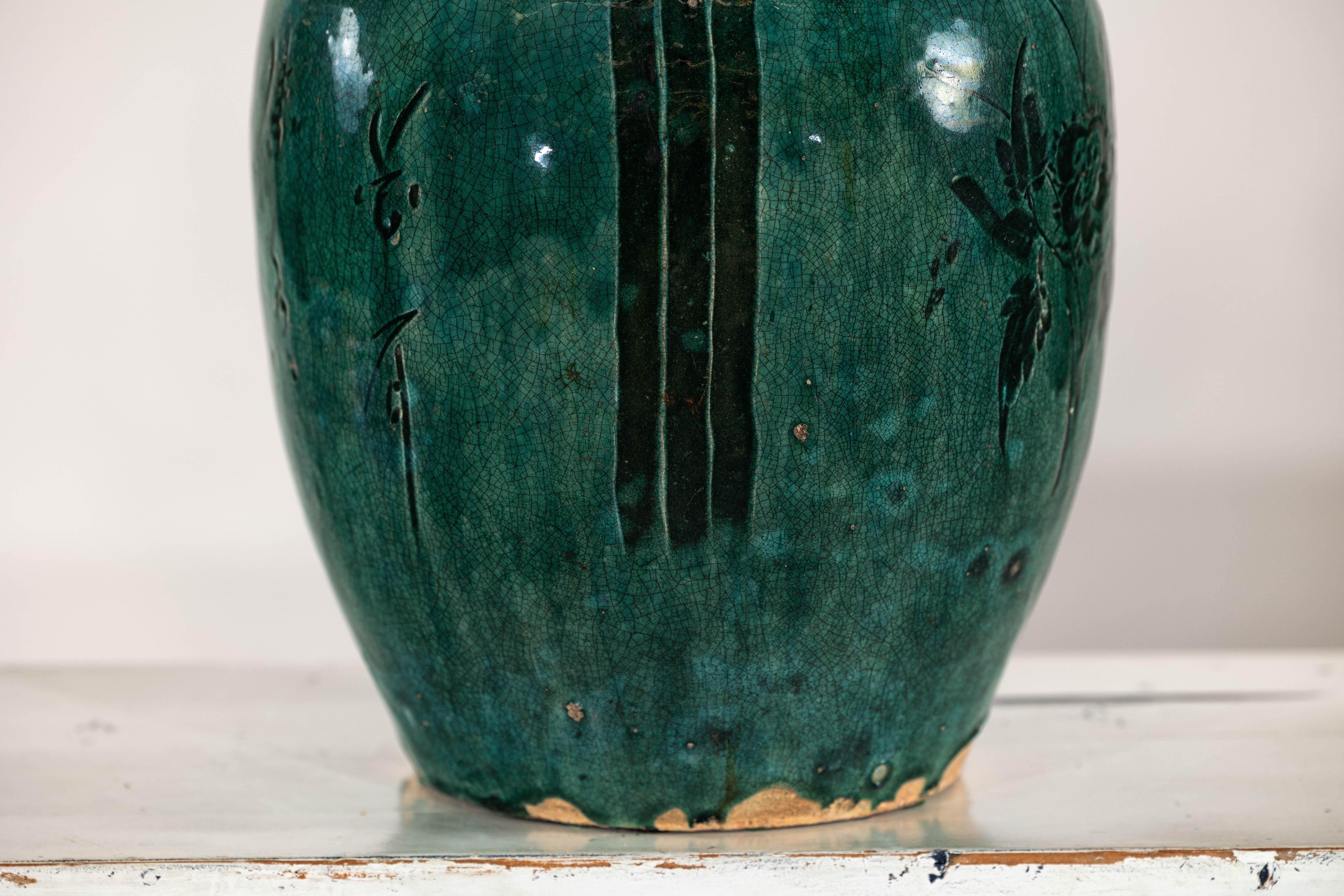 Vaso d'epoca in ceramica verde smeraldo con calligrafia, fogliame e smalto craquelé in vendita 3