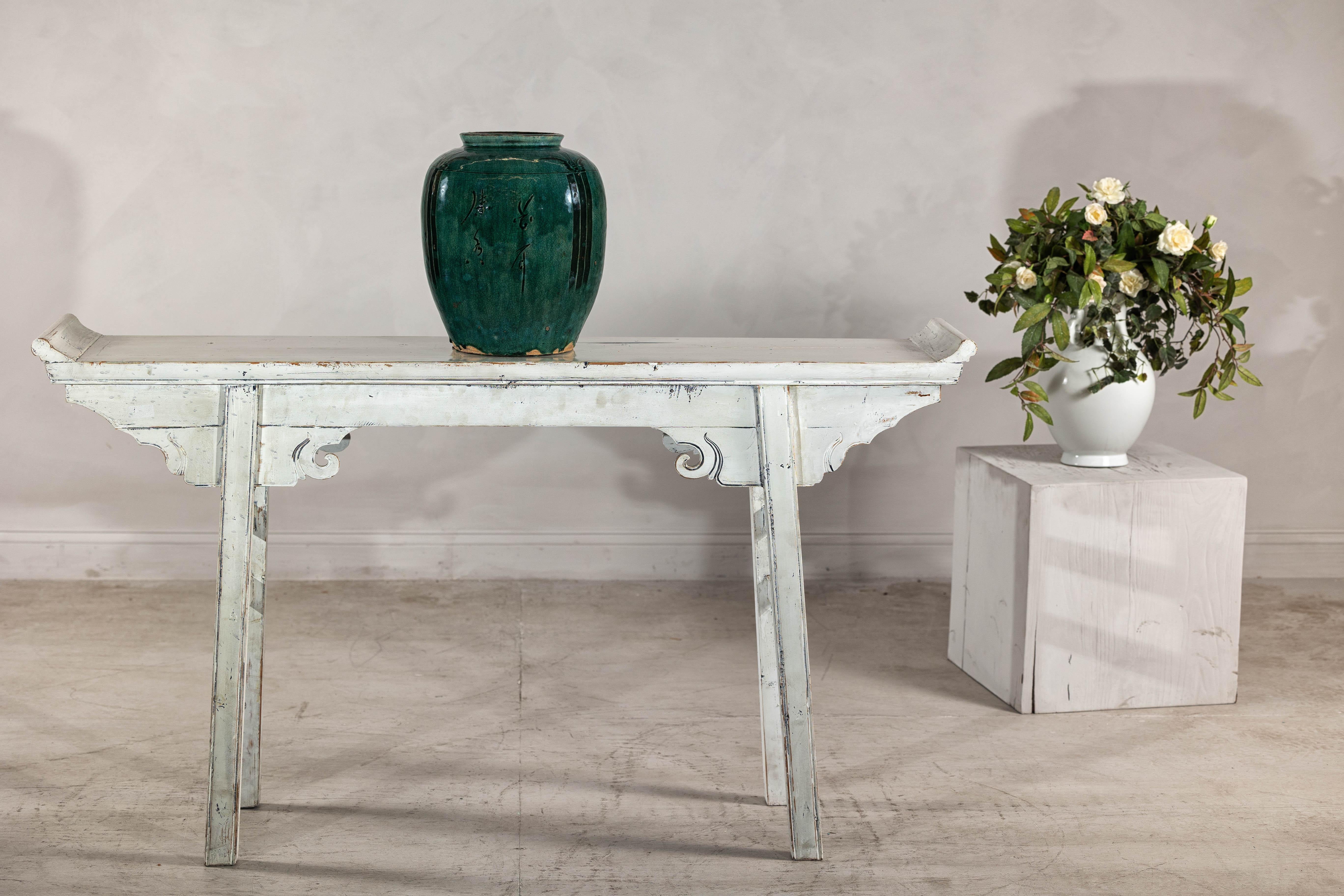 Questo vaso vintage in ceramica verde è un'accattivante dimostrazione di maestria, ricca di consistenza e di storia. Lo smalto color smeraldo intenso, applicato con sottili dettagli di screpolatura, conferisce alla superficie una qualità