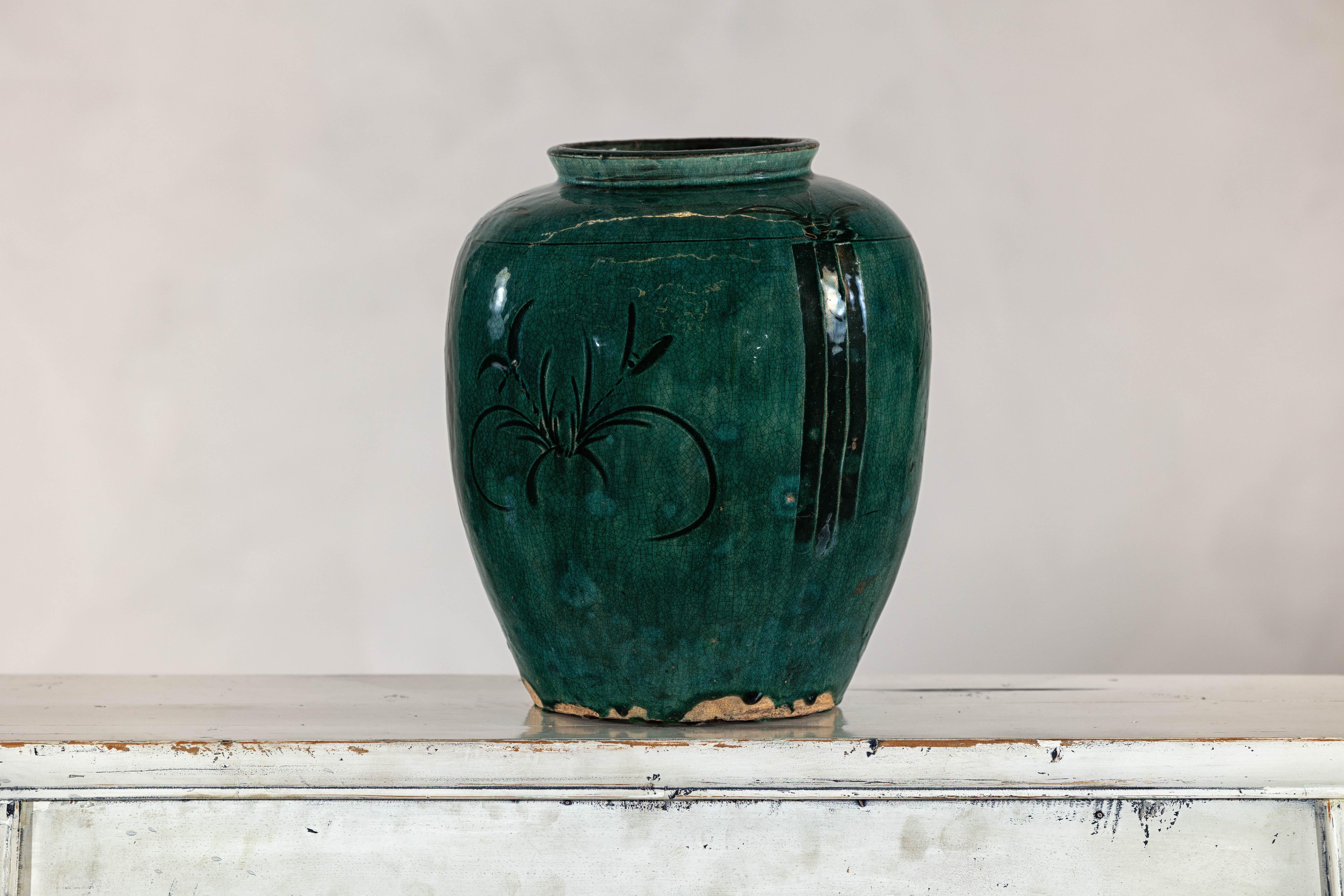 Vaso d'epoca in ceramica verde smeraldo con calligrafia, fogliame e smalto craquelé In condizioni buone in vendita a Yonkers, NY