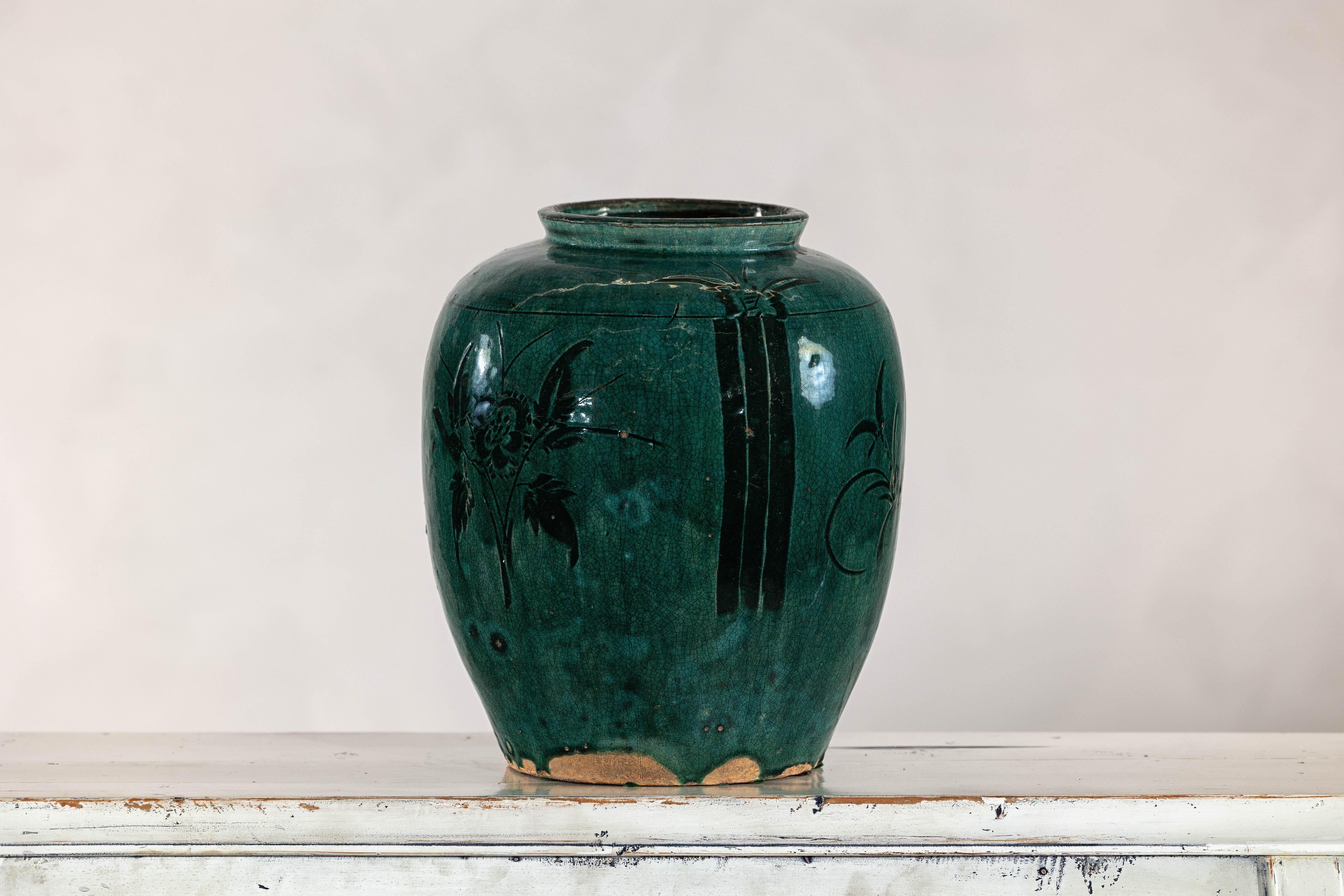XX secolo Vaso d'epoca in ceramica verde smeraldo con calligrafia, fogliame e smalto craquelé in vendita