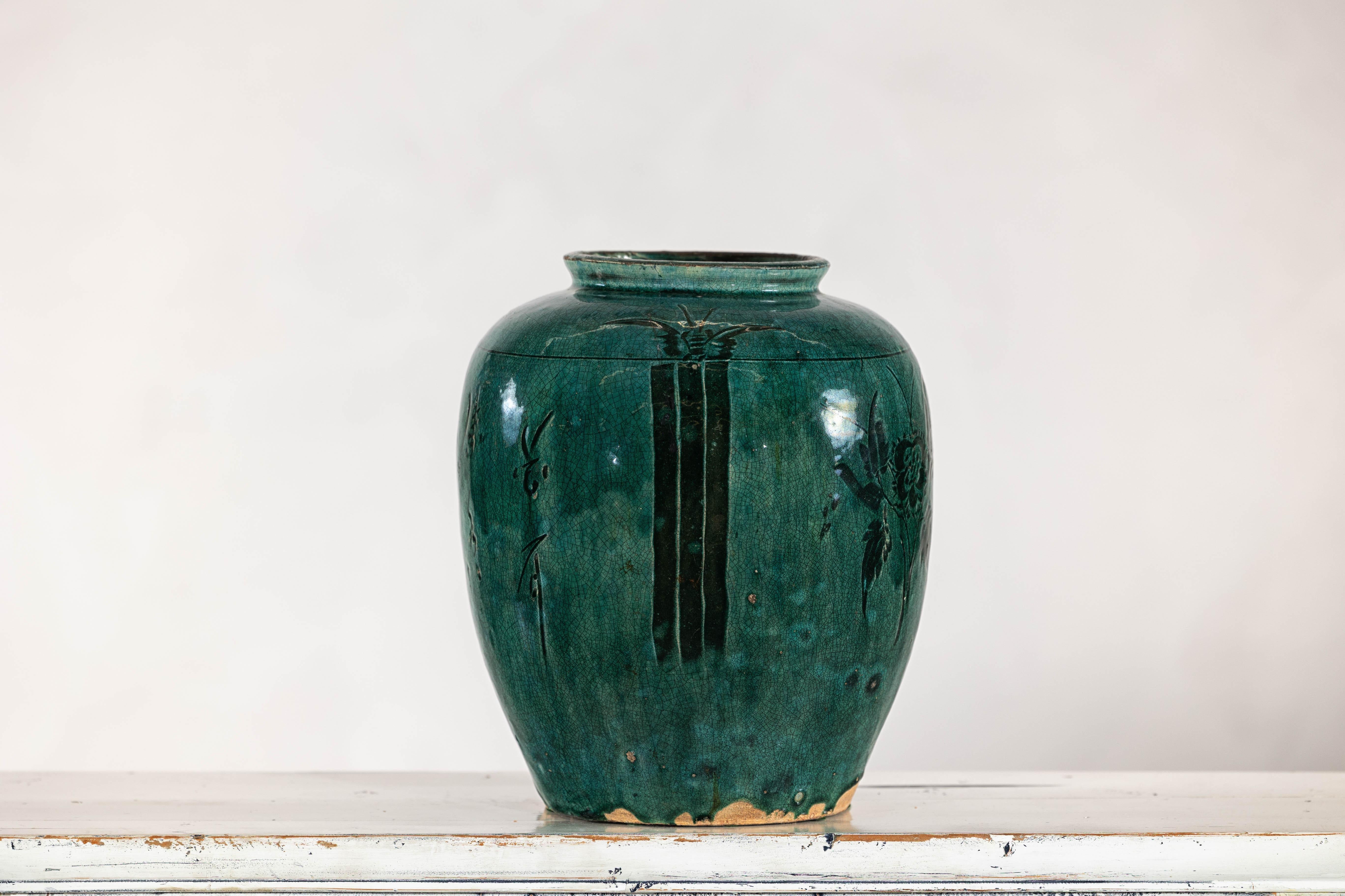 Ceramica Vaso d'epoca in ceramica verde smeraldo con calligrafia, fogliame e smalto craquelé in vendita