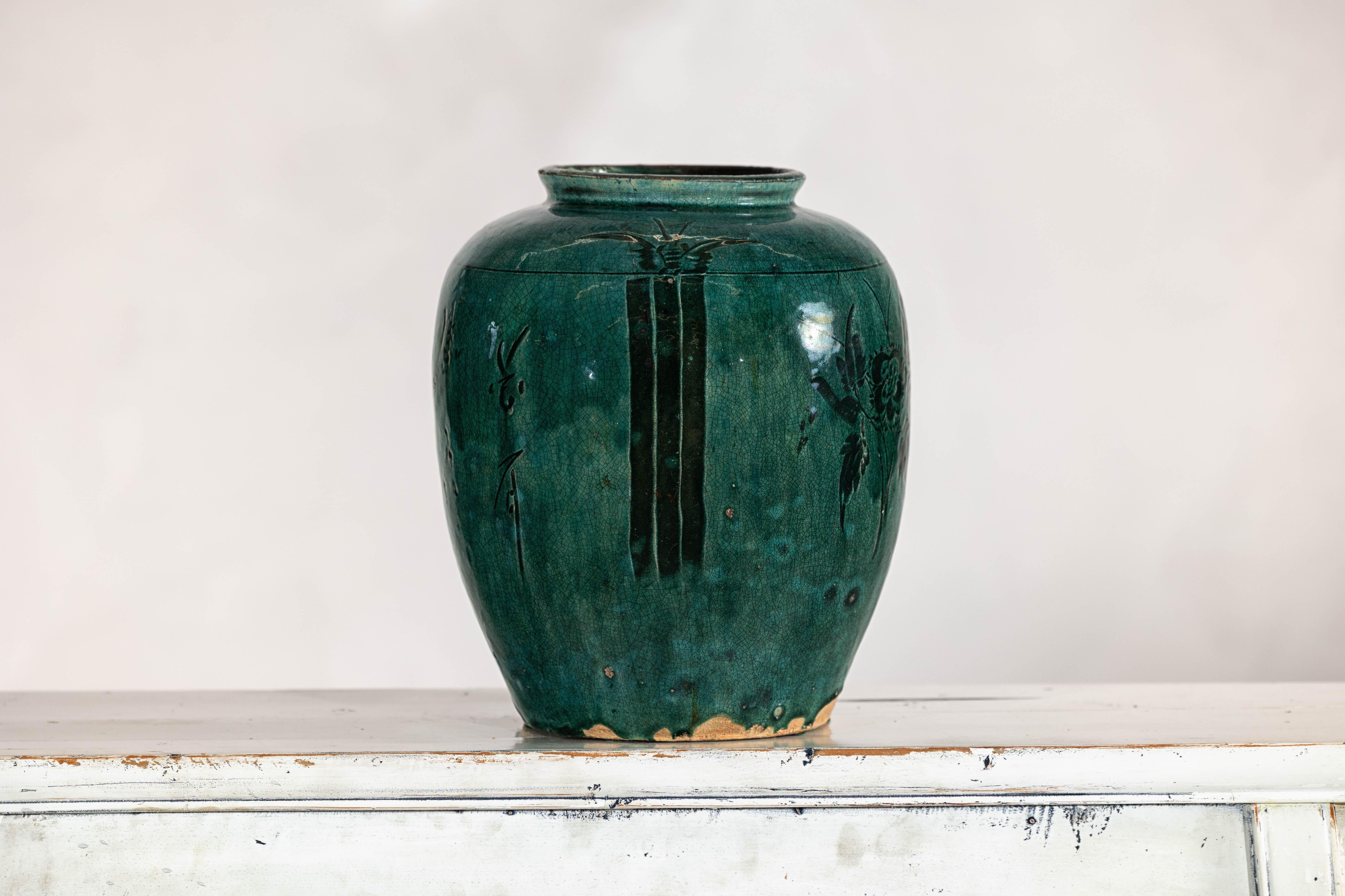 Vaso d'epoca in ceramica verde smeraldo con calligrafia, fogliame e smalto craquelé in vendita 1