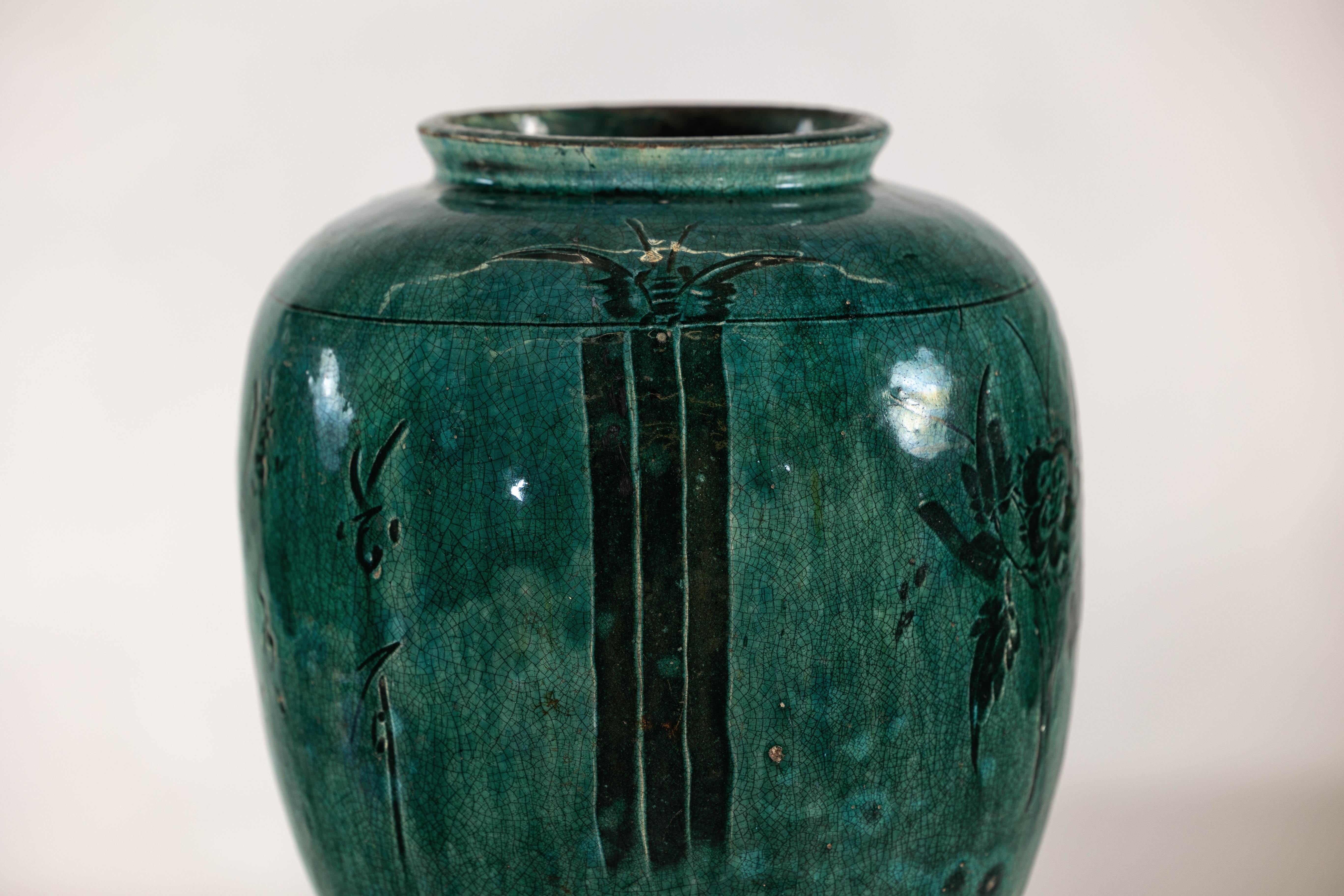 Vaso d'epoca in ceramica verde smeraldo con calligrafia, fogliame e smalto craquelé in vendita 2
