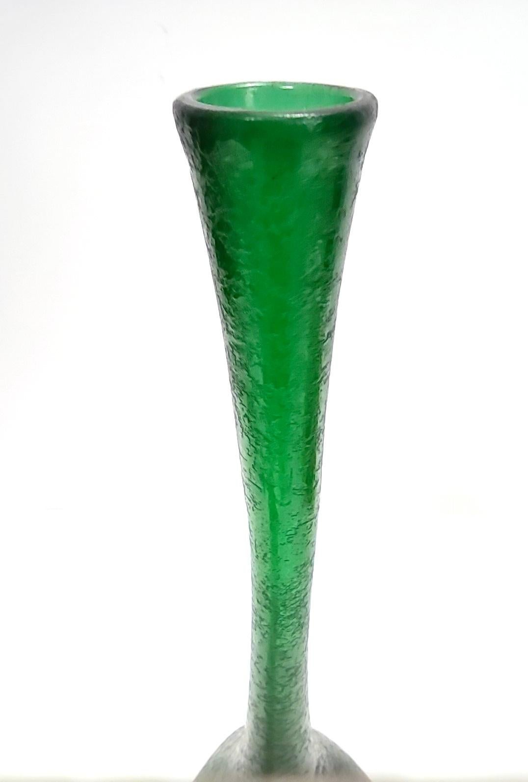 Jarrón vintage de cristal de Murano Corroso verde esmeralda de Seguso, Italia en venta 1