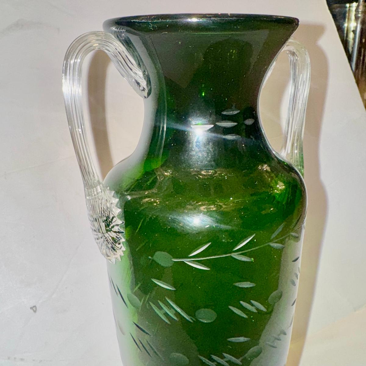 Eine italienische Vase aus geätztem Glas aus den 1940er Jahren.

Abmessungen:
Höhe: 13