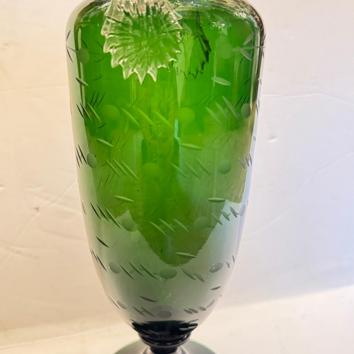 Vintage Smaragdgrün Geätzte Glasvase im Zustand „Gut“ im Angebot in New York, NY