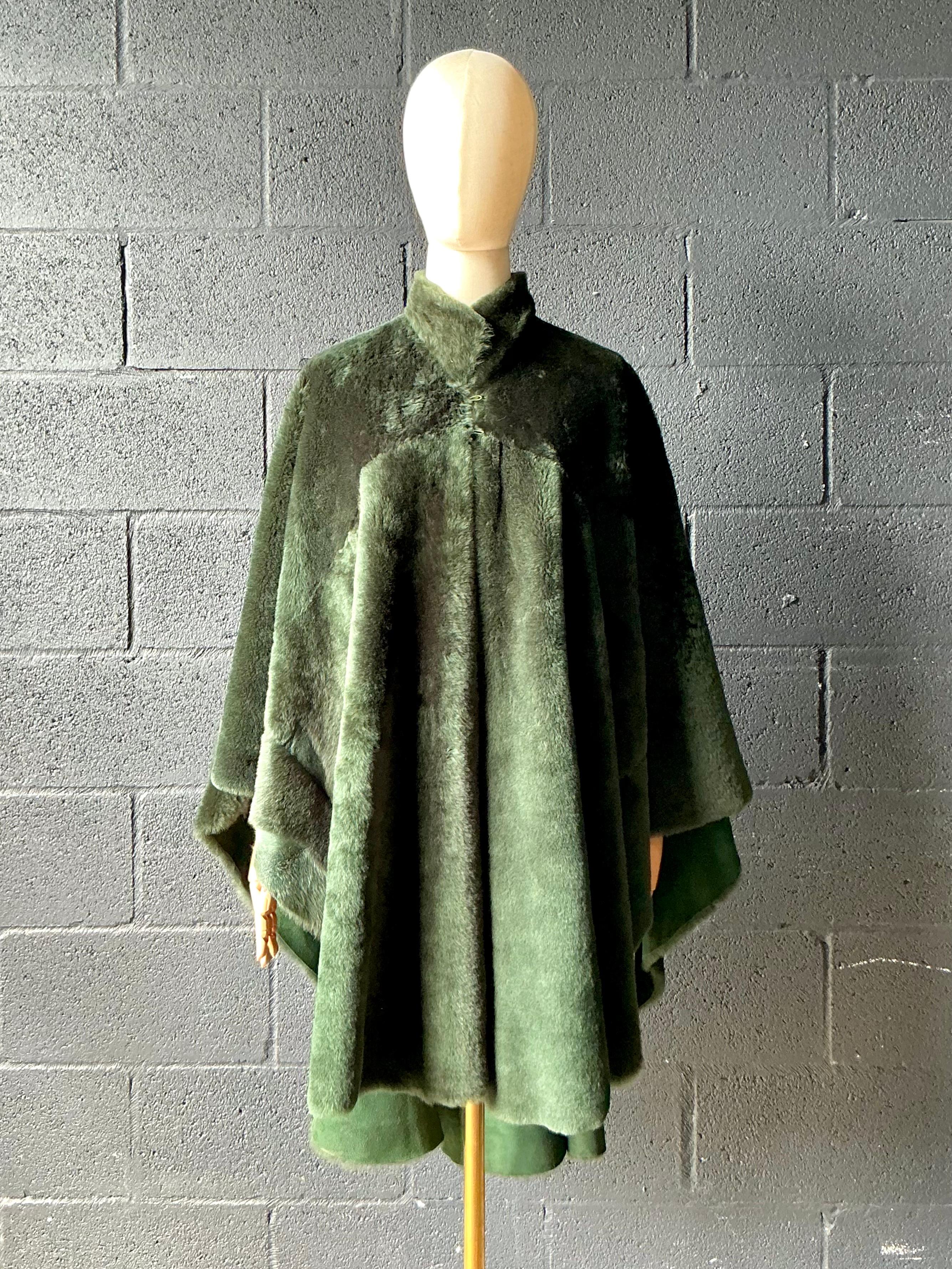 Cette cape vintage en fausse fourrure et daim vert émeraude est un mélange étonnant d'élégance et de drame, parfait pour celles qui aiment le style intemporel et remarquable. Fabriqué en fausse fourrure luxuriante et en daim doux, il offre une