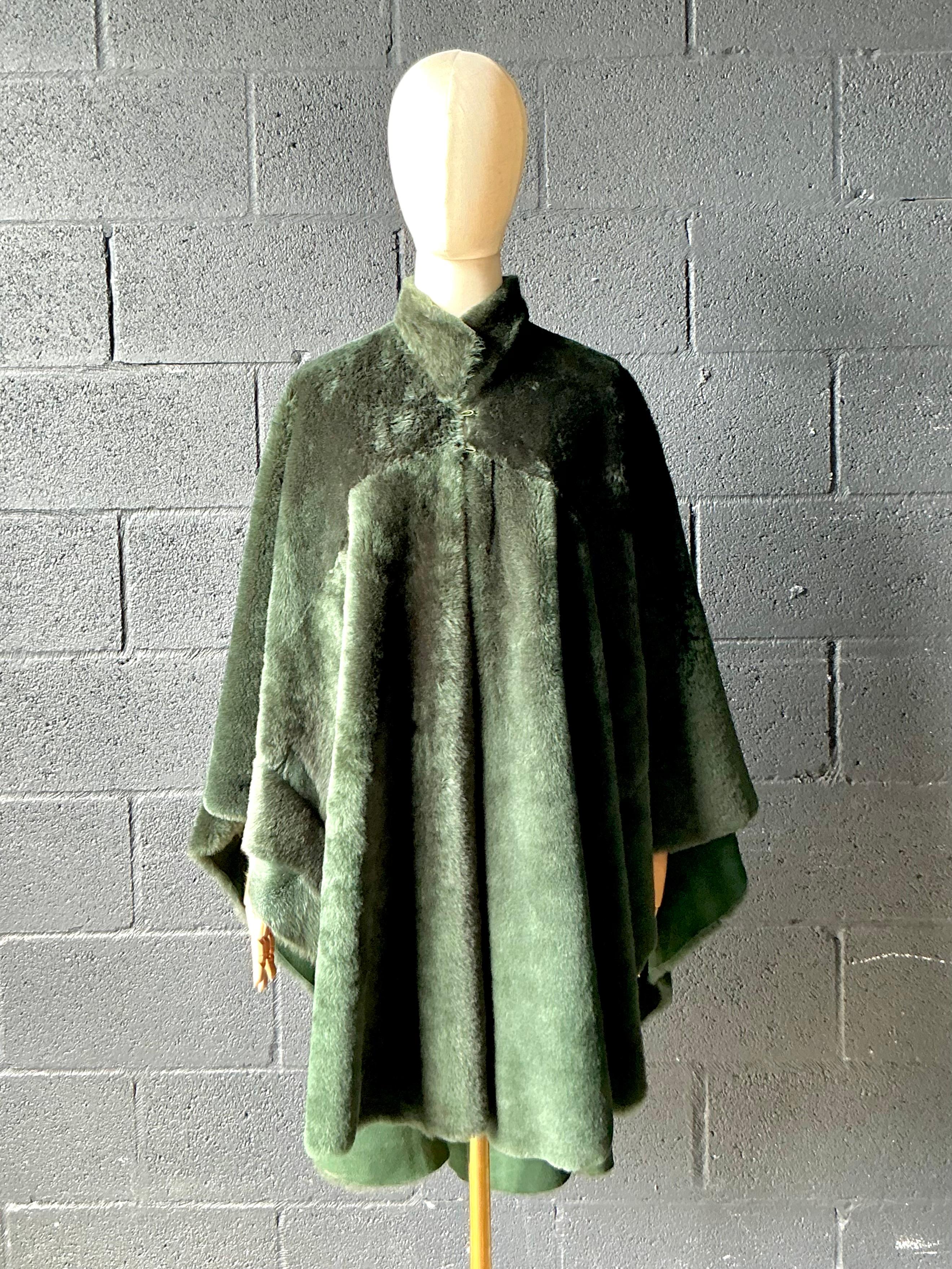 Vert Cape vintage en fausse fourrure et daim vert émeraude en vente