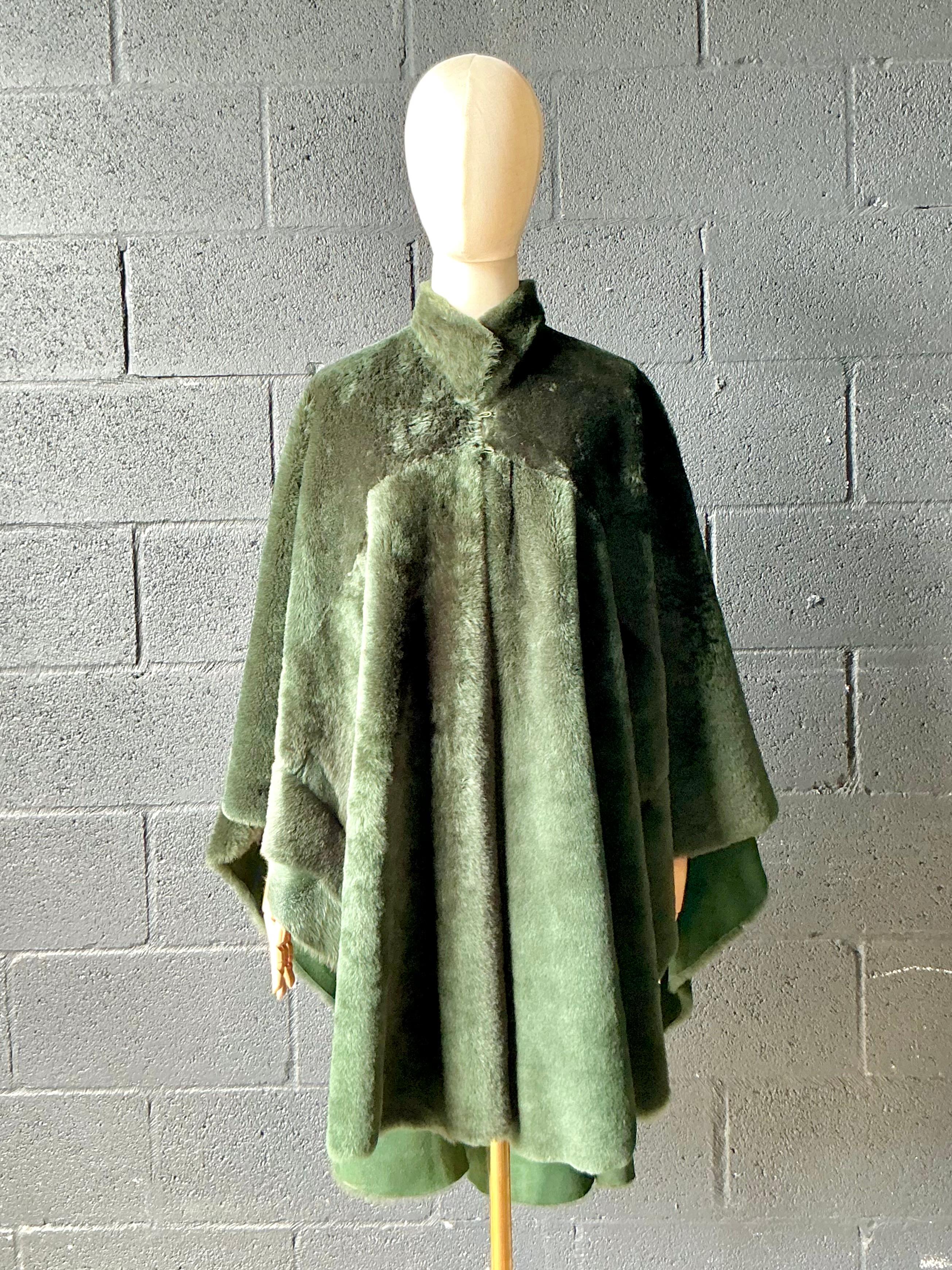 Cape vintage en fausse fourrure et daim vert émeraude Bon état - En vente à West Palm Beach, FL