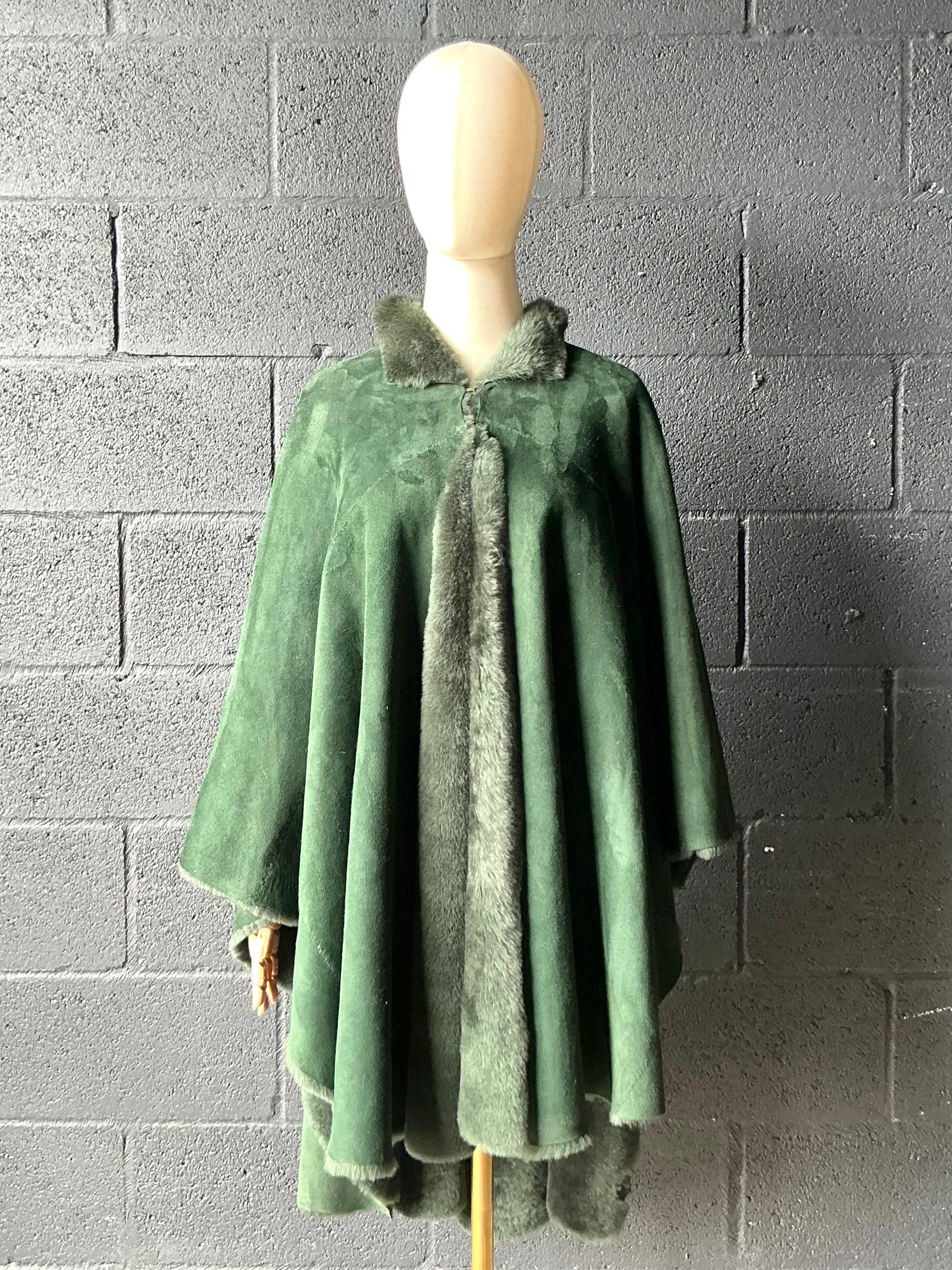 Cape vintage en fausse fourrure et daim vert émeraude Unisexe en vente
