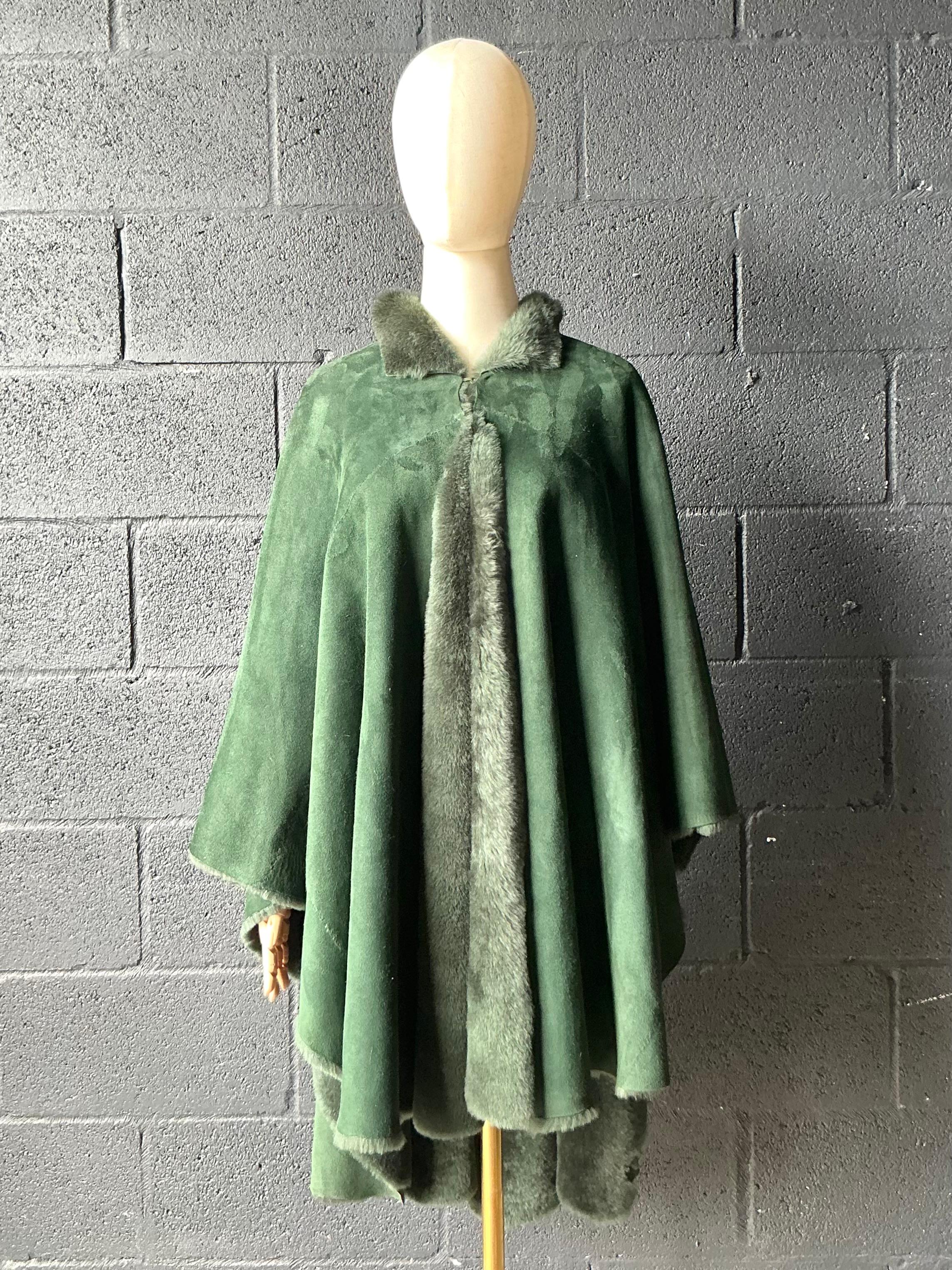 Cape vintage en fausse fourrure et daim vert émeraude en vente 1