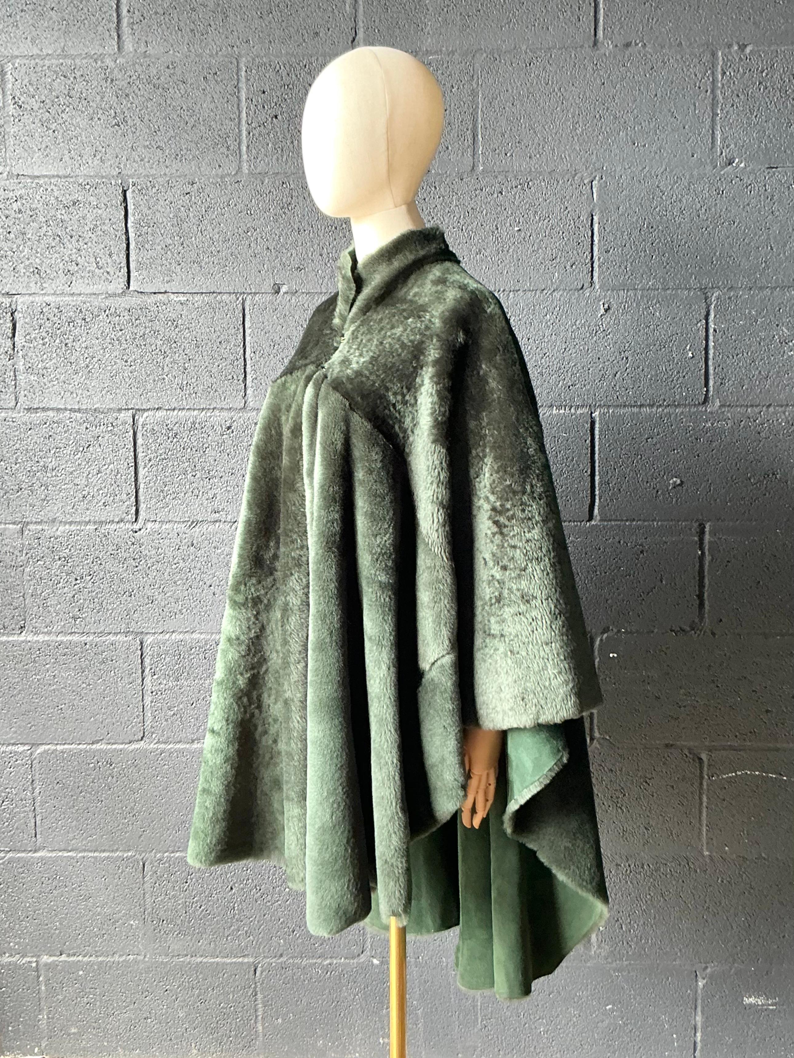 Cape vintage en fausse fourrure et daim vert émeraude en vente 2