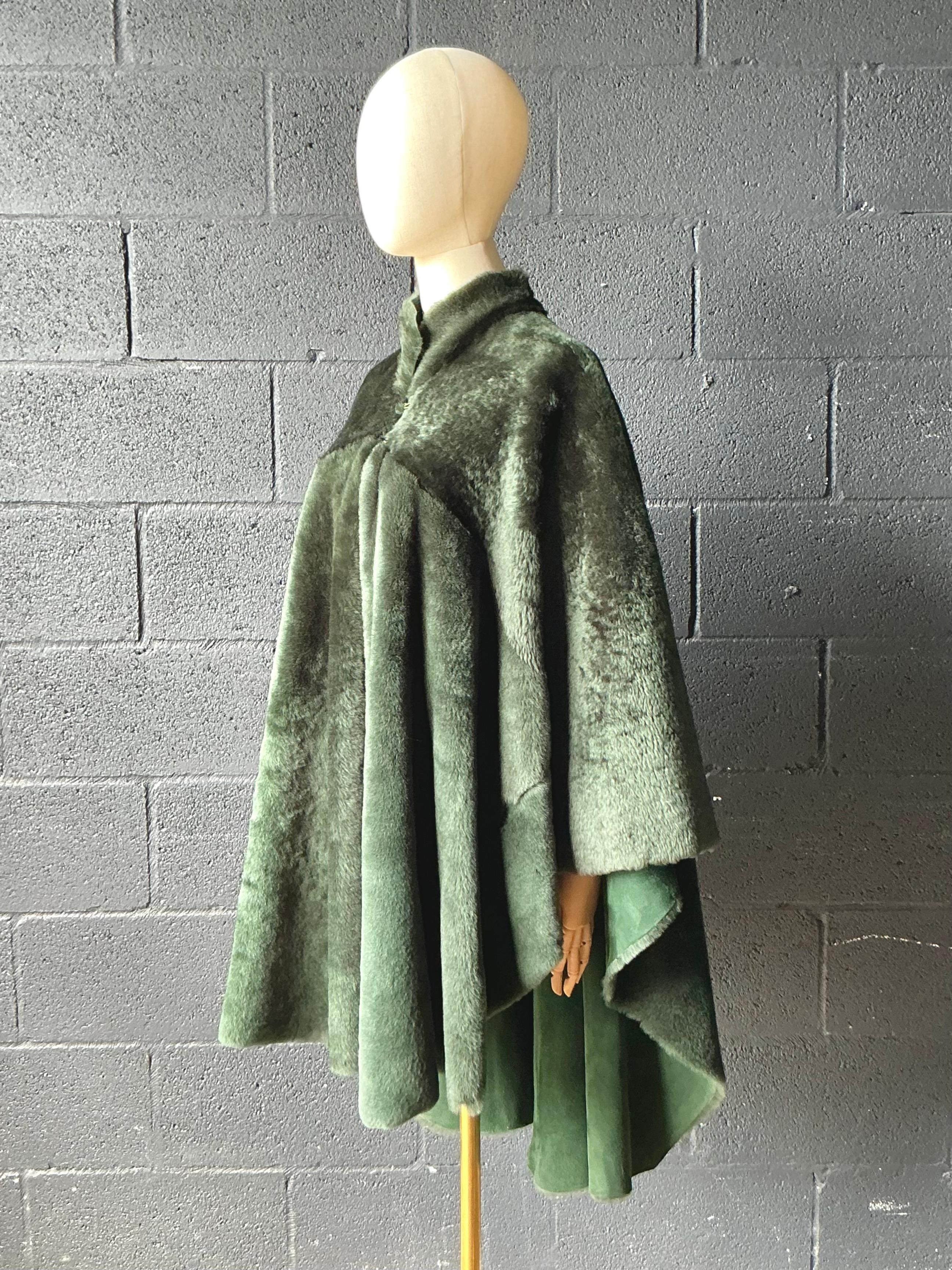 Cape vintage en fausse fourrure et daim vert émeraude en vente 3