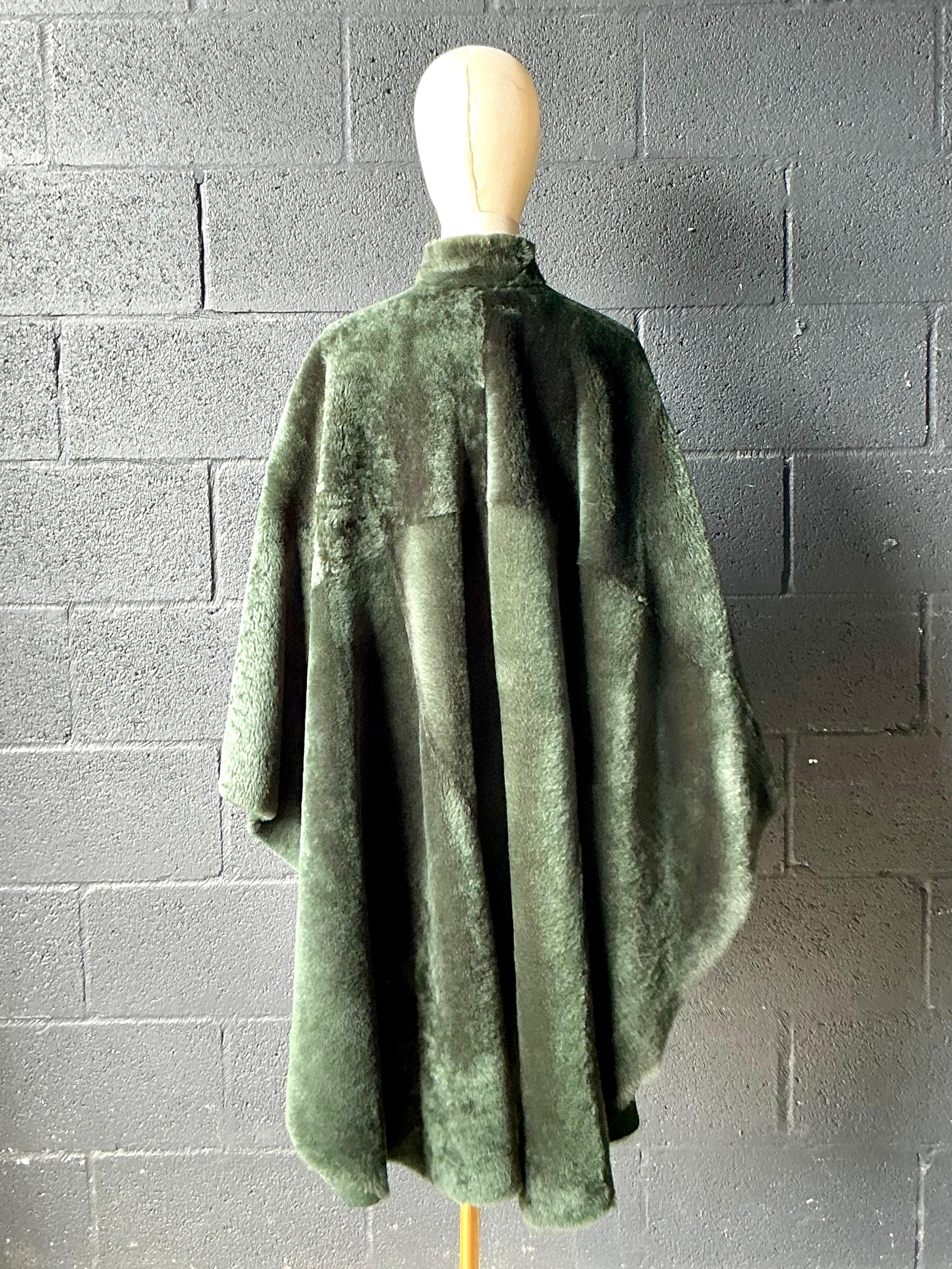 Cape vintage en fausse fourrure et daim vert émeraude en vente 4